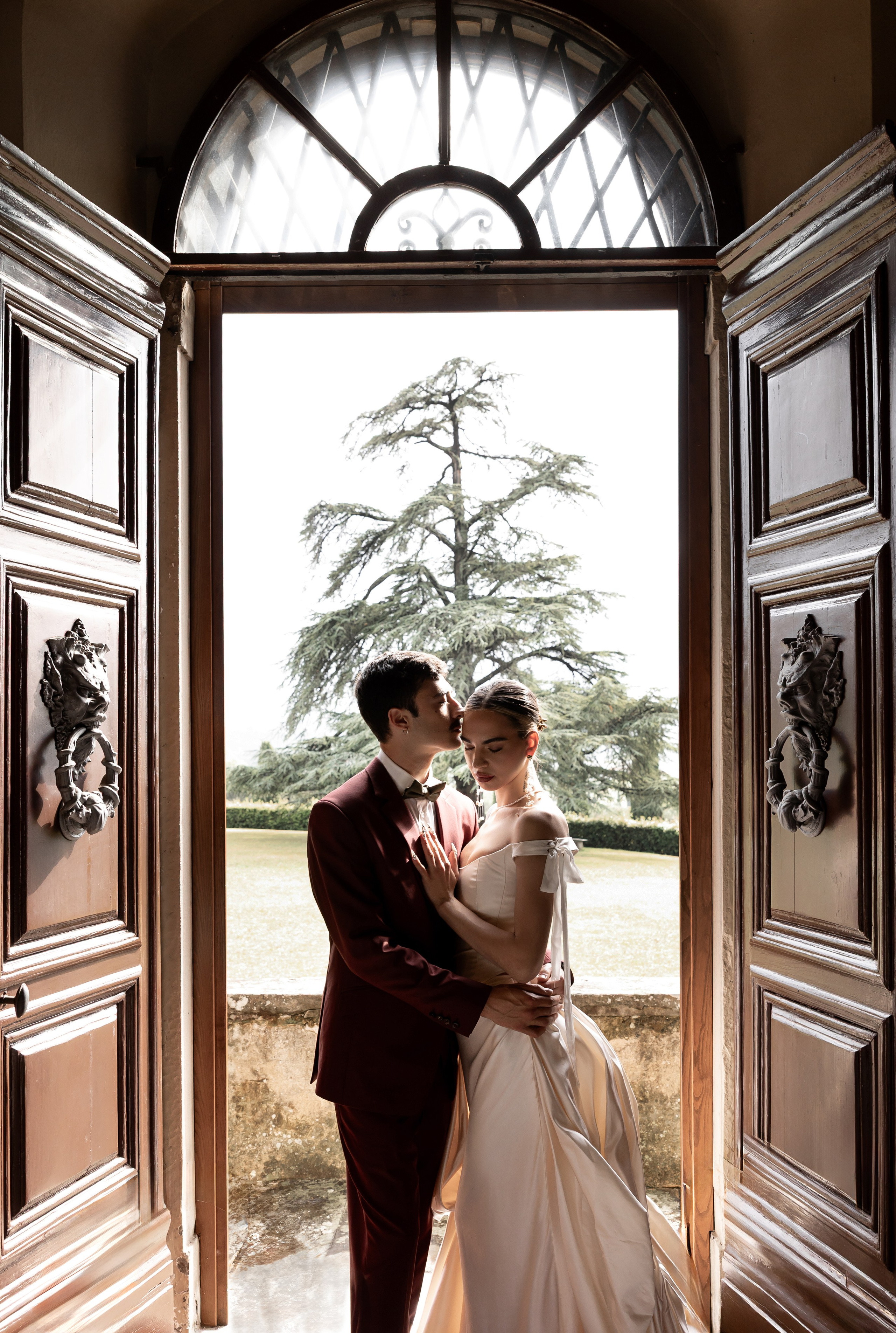 Intimate wedding moments of a stylish couple during a luxury Tuscany editorial. Wedding Photographer in Ukraine & Europe | Elena Marshall