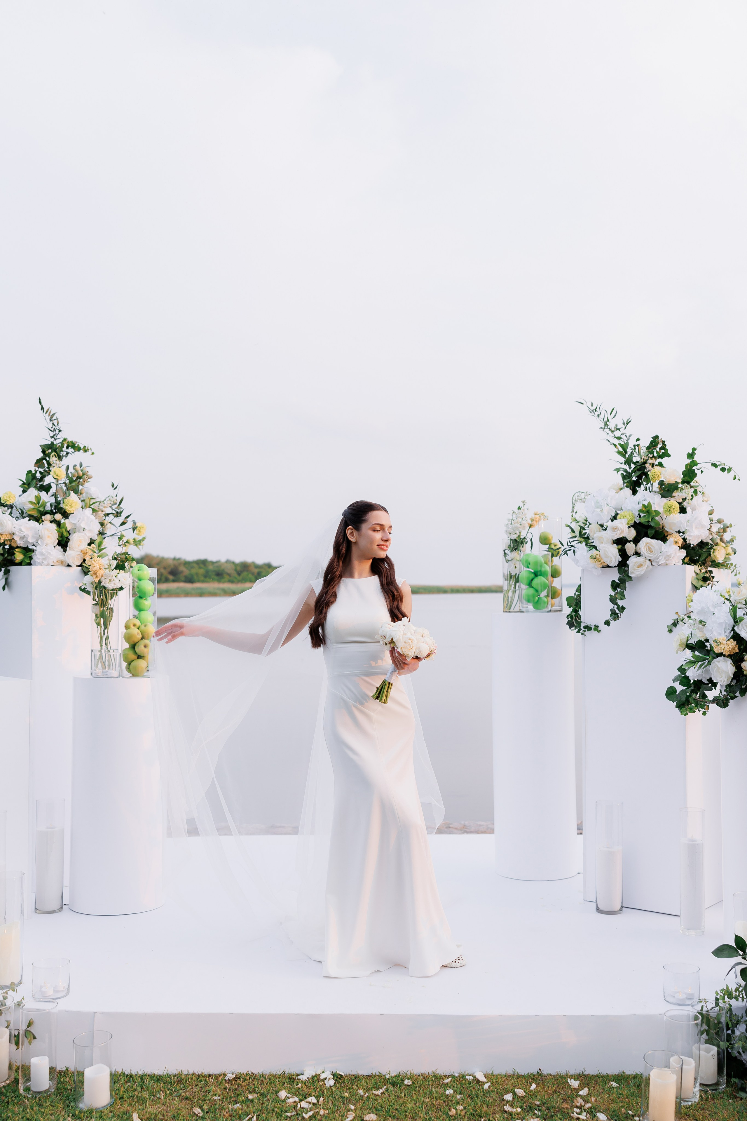 Виїзна церемонія біля води з нареченою 