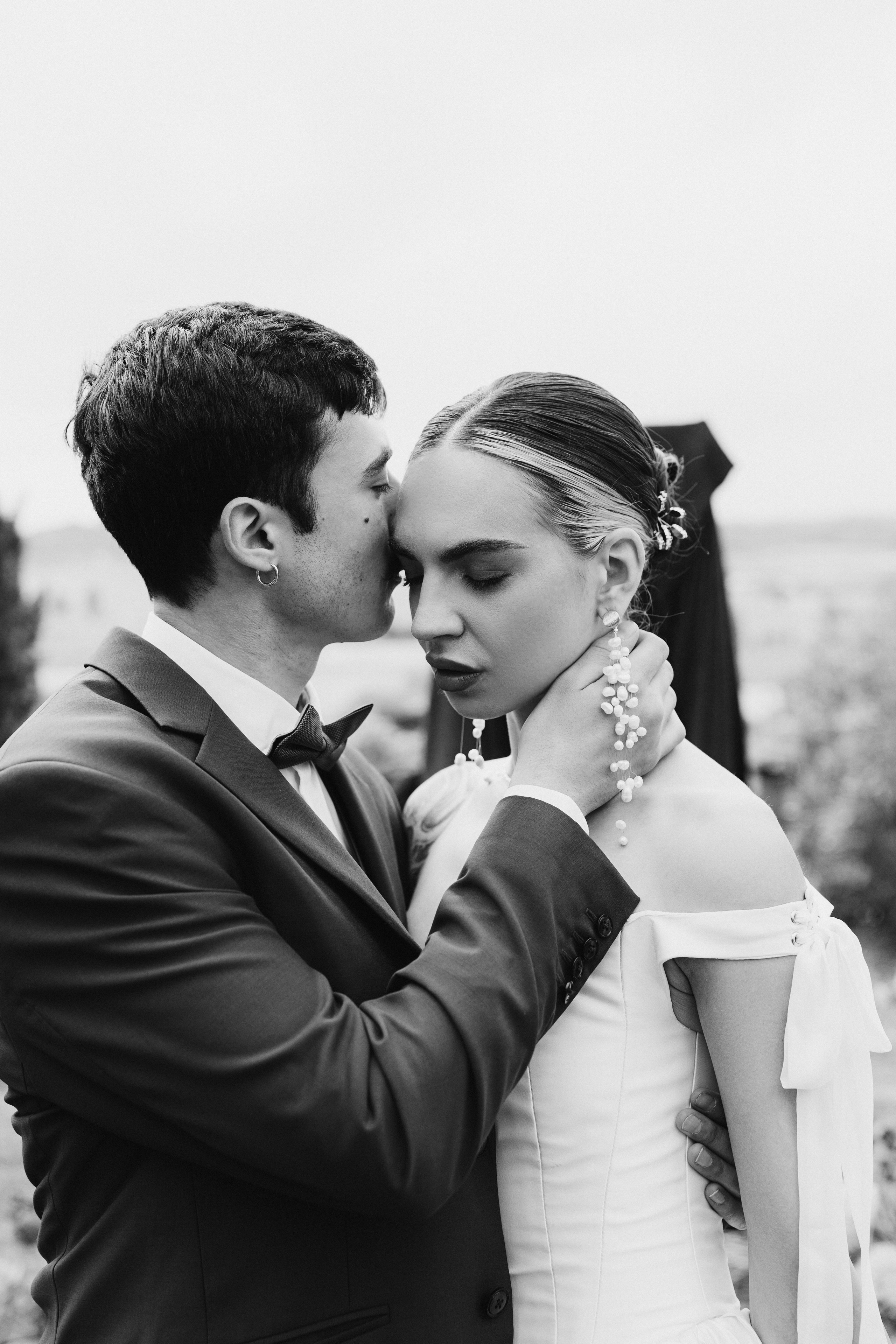 Intimate wedding moments of a stylish couple during a luxury Tuscany editorial. Wedding Photographer in Ukraine & Europe | Elena Marshall