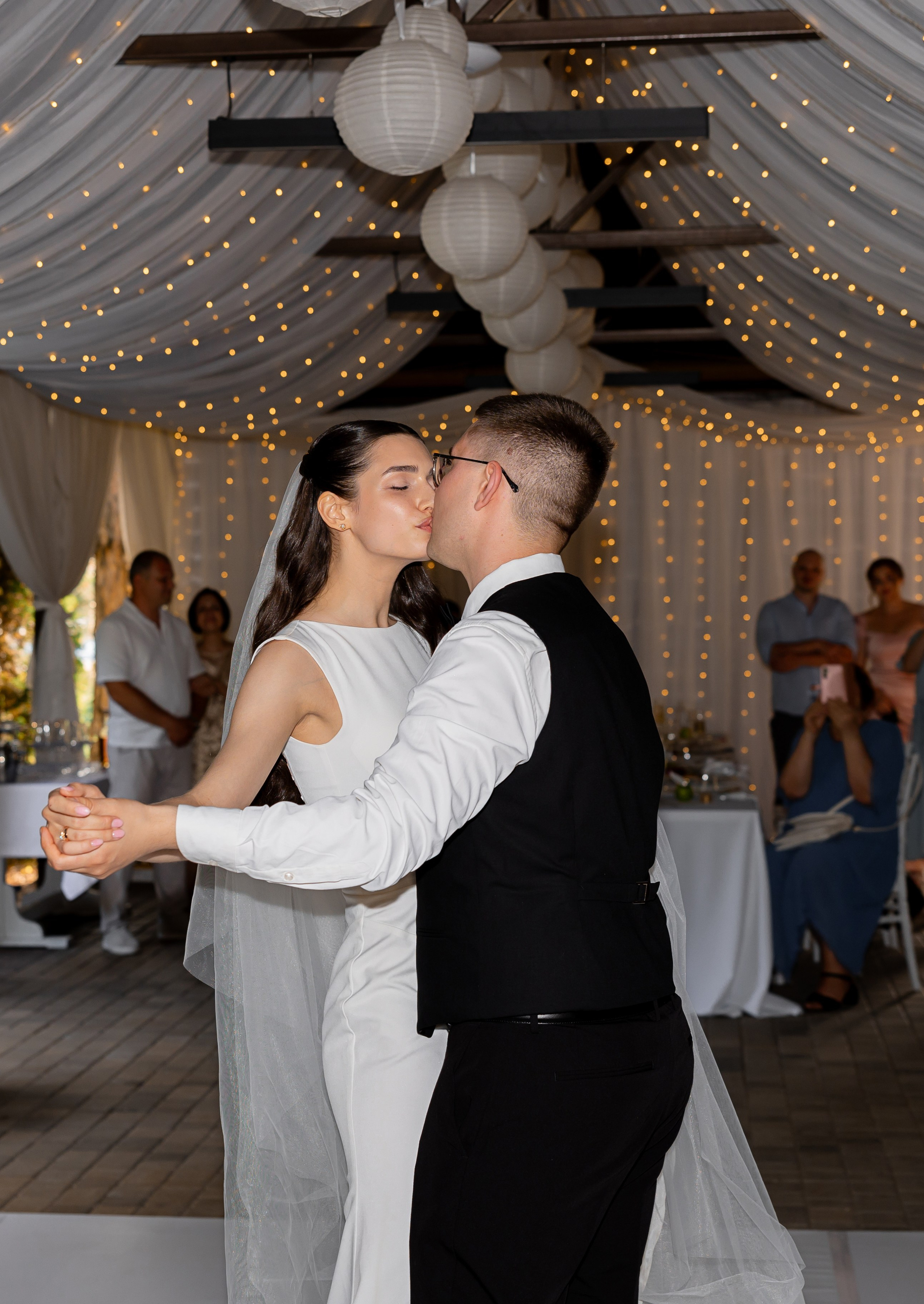 Перший танець молодят в Запоріжжі та фотограф зафільмував