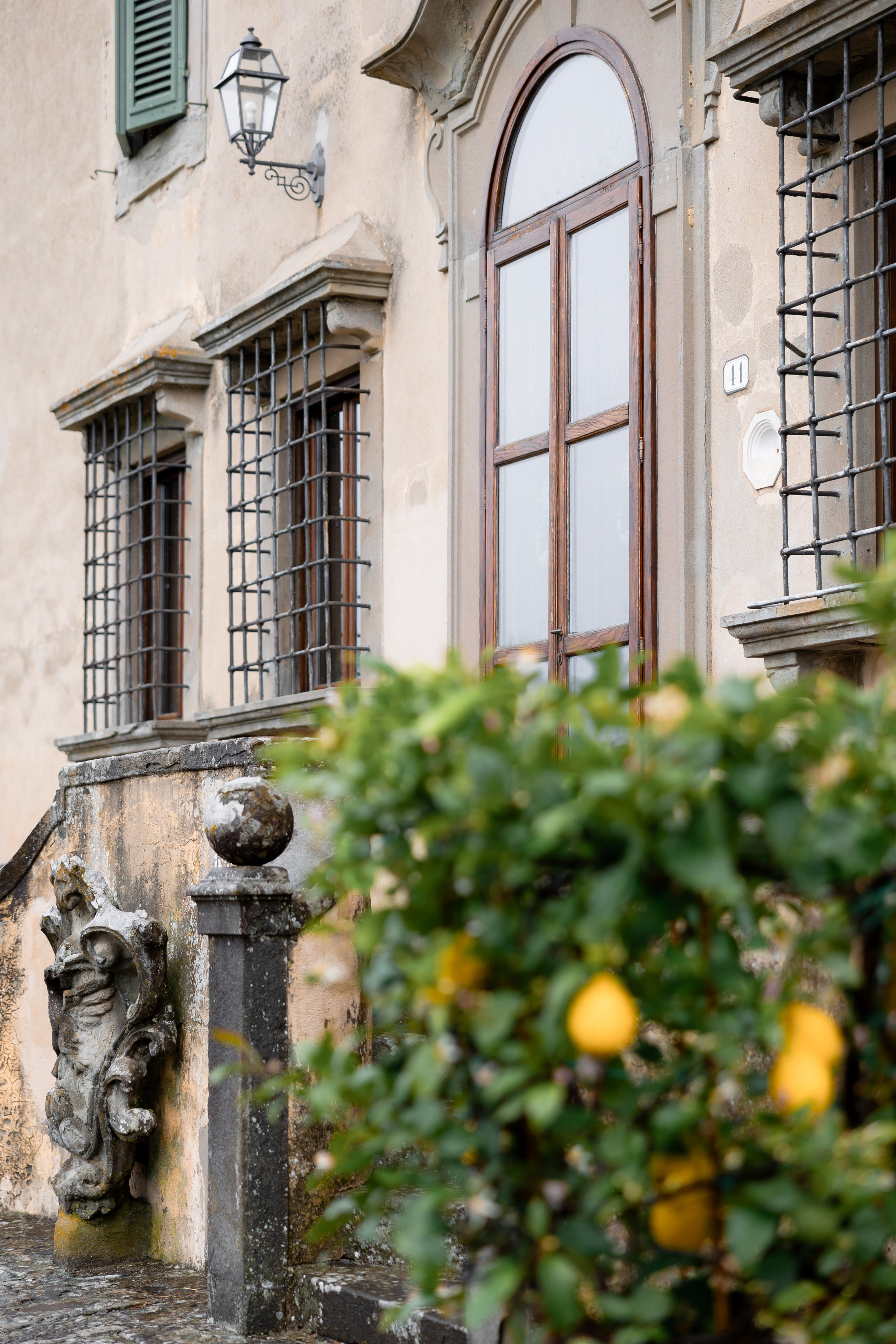 Intimate wedding moments of a stylish couple during a luxury Tuscany editorial. Wedding Photographer in Ukraine & Europe | Elena Marshall