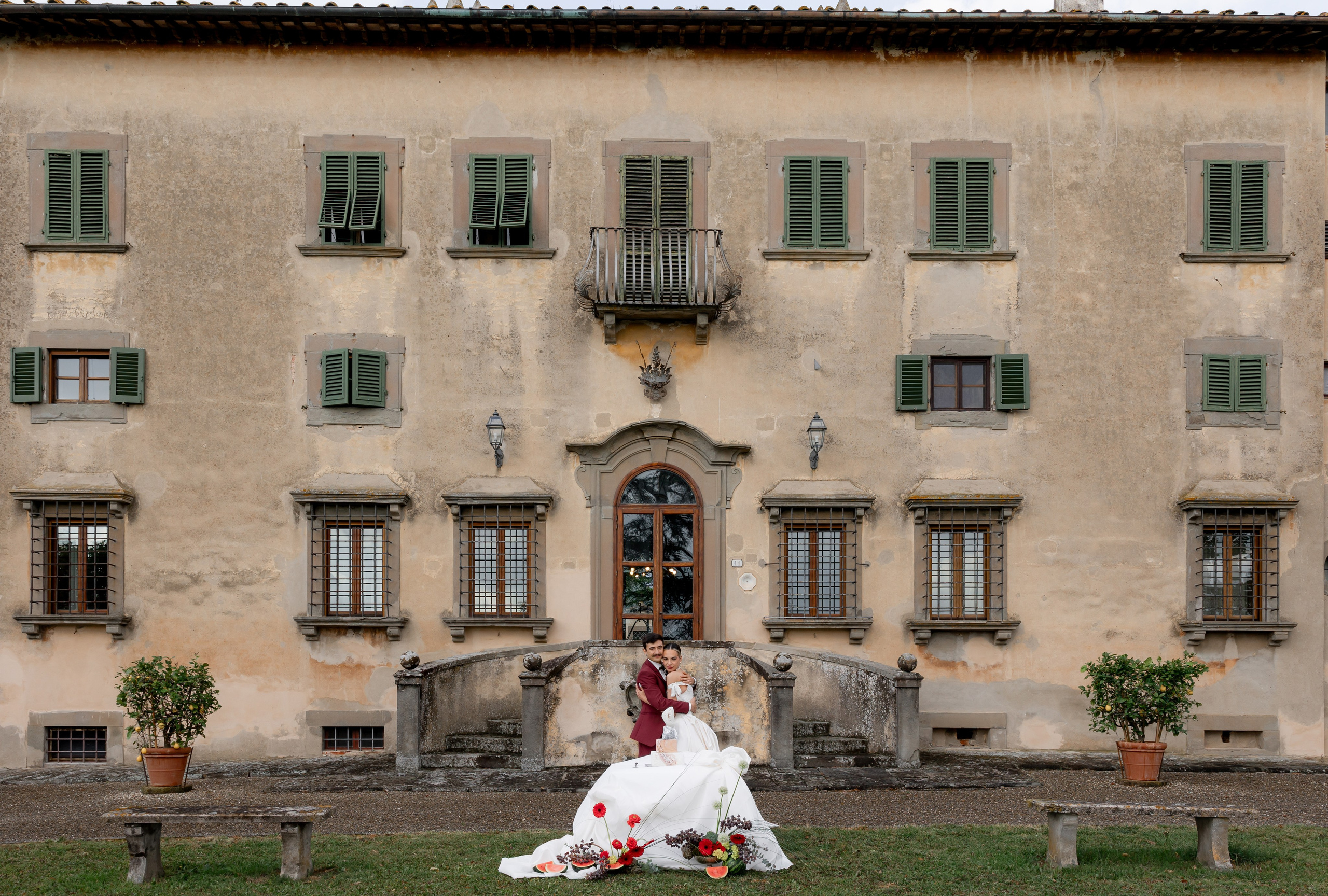 Intimate wedding moments of a stylish couple during a luxury Tuscany editorial. Wedding Photographer in Ukraine & Europe | Elena Marshall