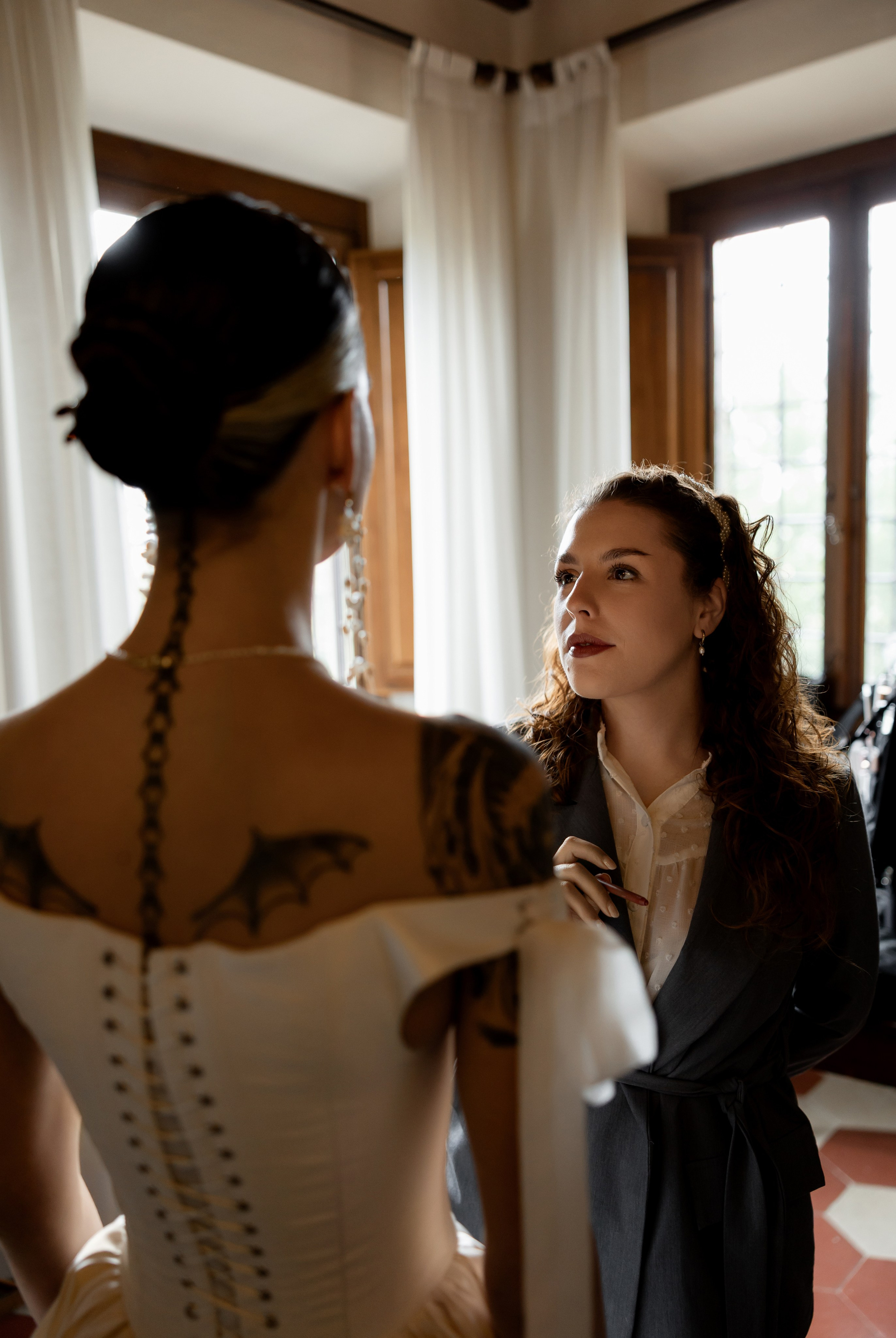 Intimate wedding moments of a stylish couple during a luxury Tuscany editorial. Wedding Photographer in Ukraine & Europe | Elena Marshall