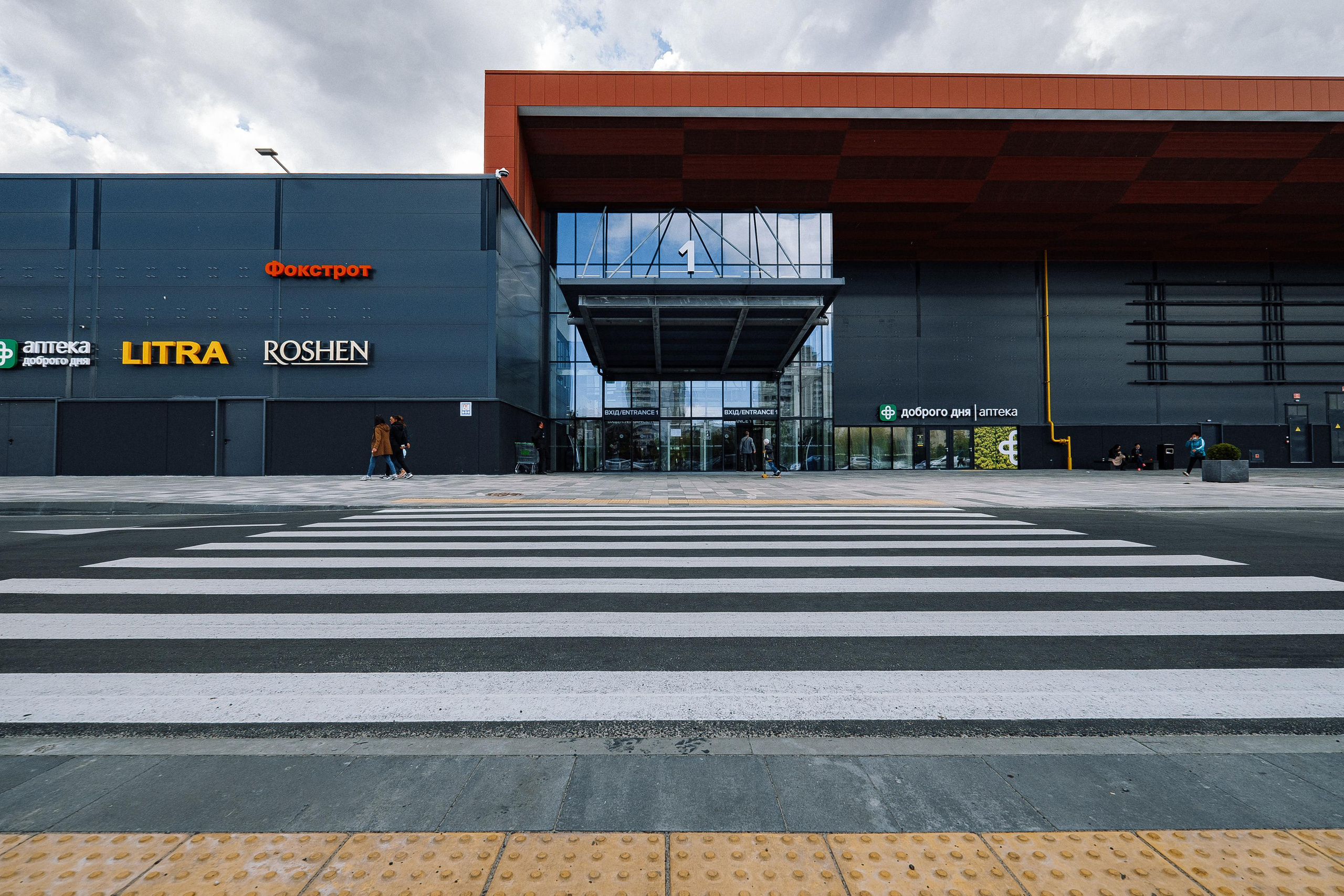 EXTERIER RETROVILLE. Ivan Skufinsky — wedding and family photographer in Vancouver