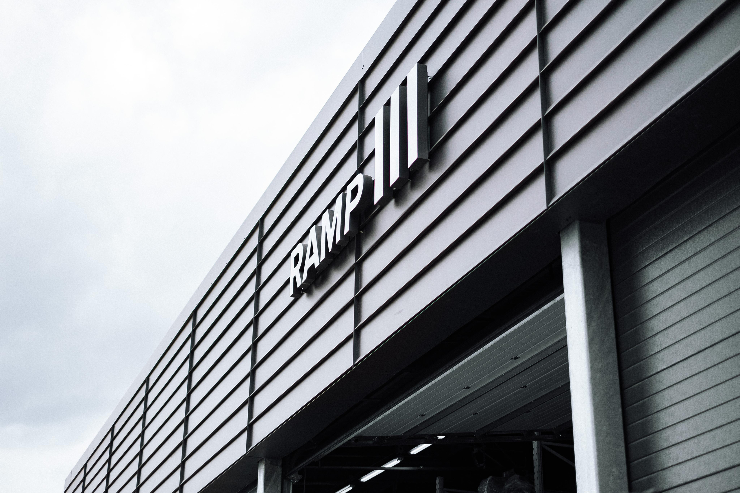 EXTERIER RETROVILLE. Ivan Skufinsky — wedding and family photographer in Vancouver