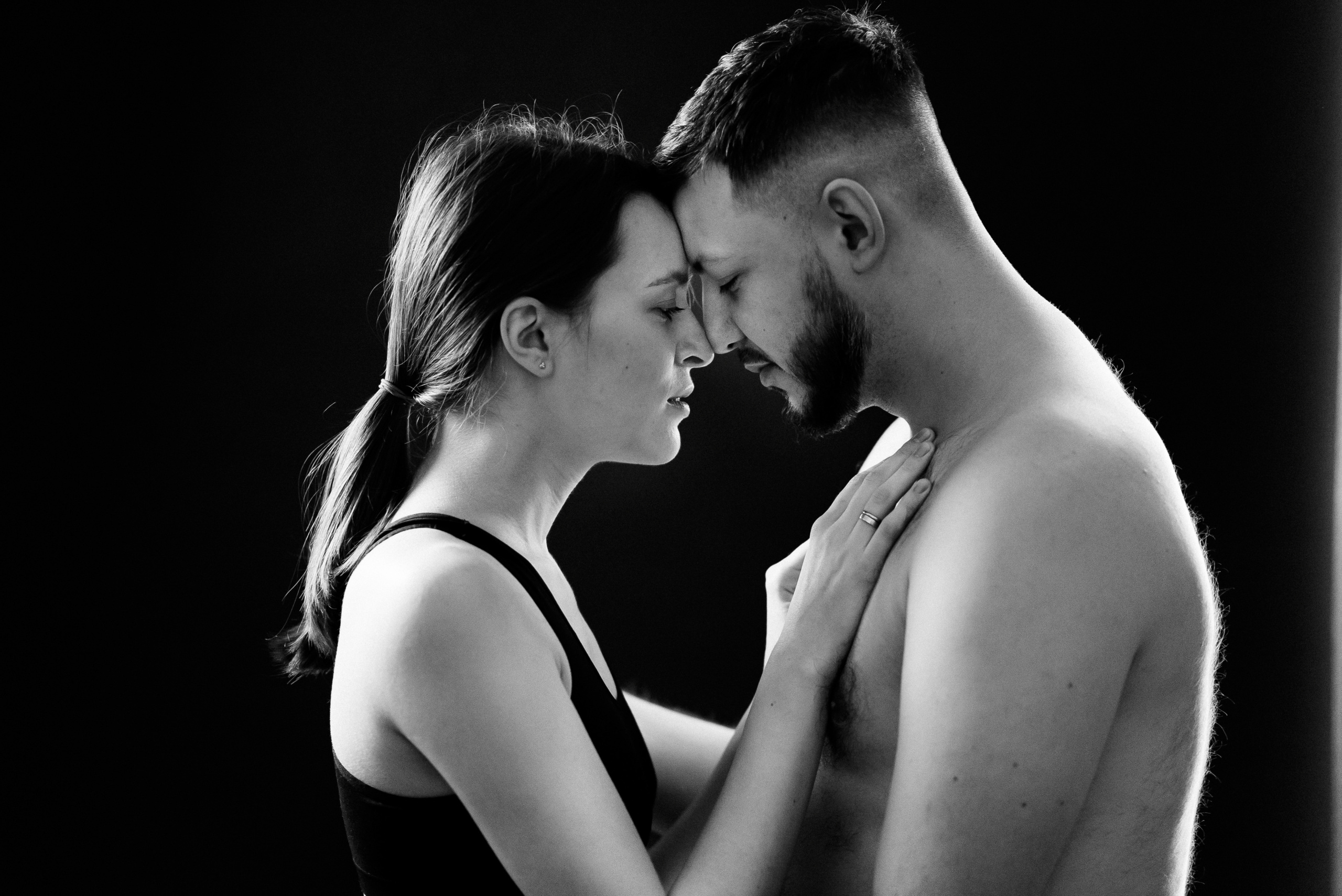 Pregnancy photo session in a photo studio with a dog. Ivan Skufinsky — wedding and family photographer in Vancouver