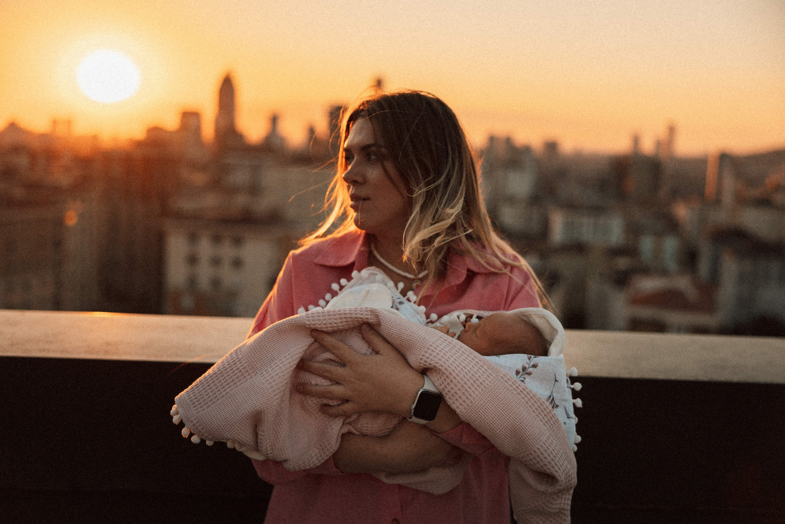 Family photo session at home. home family photo session with a newborn. Ivan Skufinsky — wedding and family photographer in Vancouver