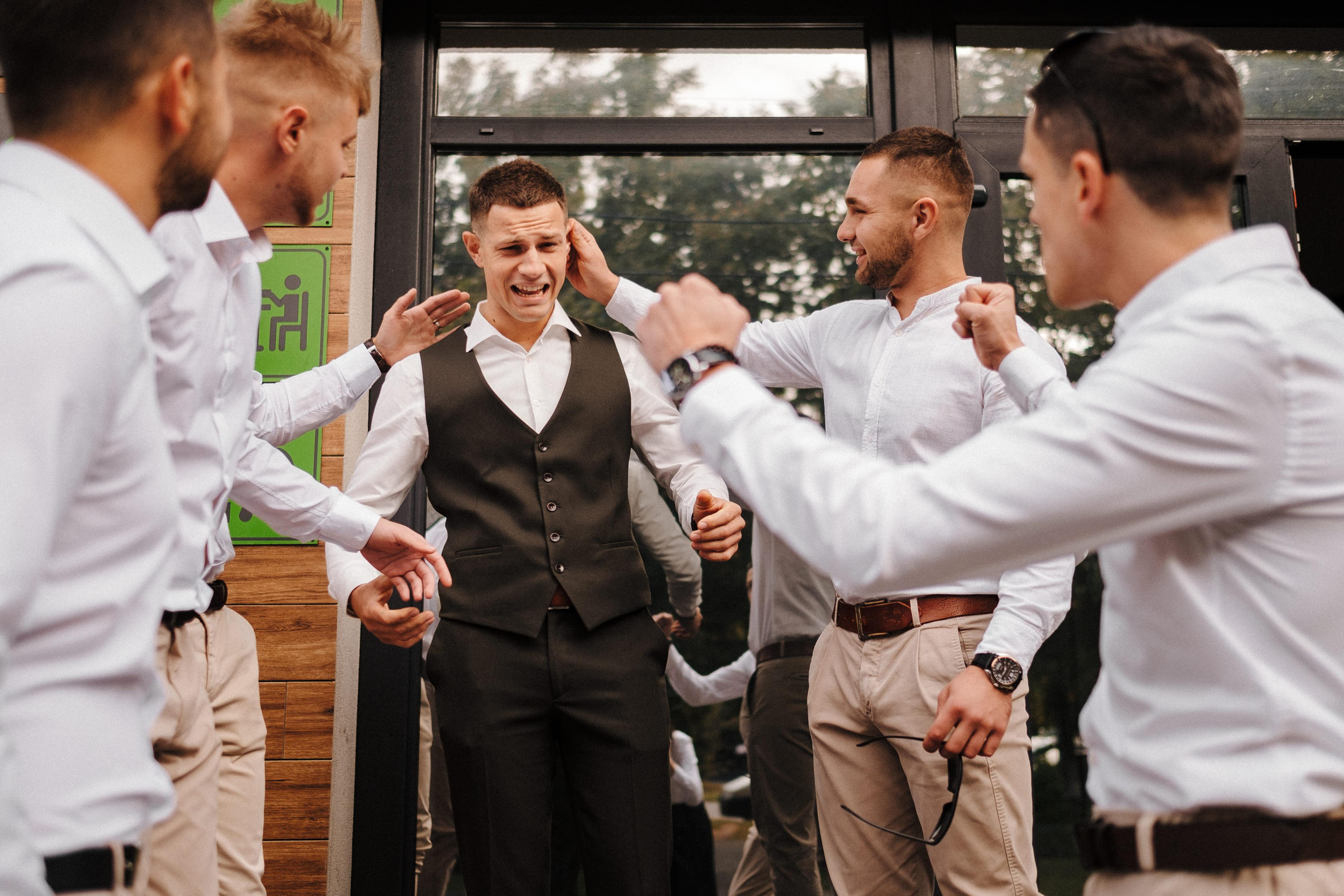 сборы жениха, жених с друзьями