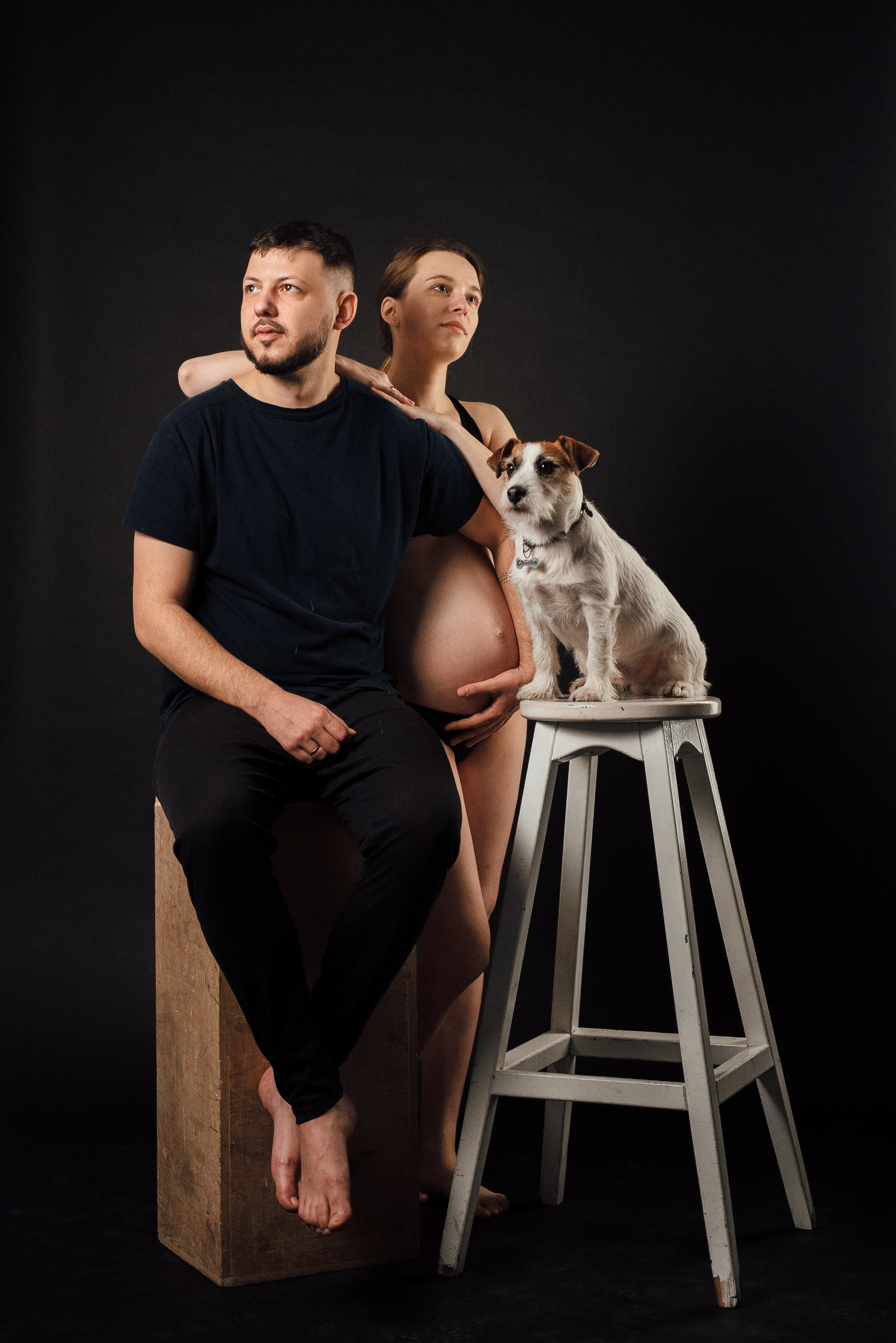 Pregnancy photo session in a photo studio with a dog. Ivan Skufinsky — wedding and family photographer in Vancouver