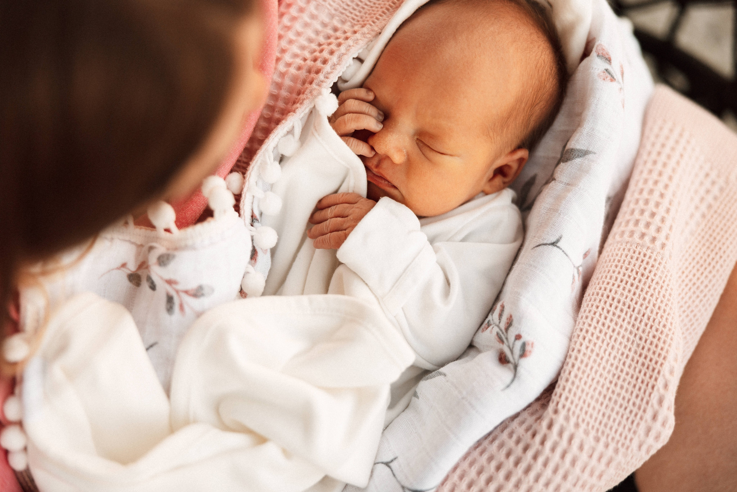 Family photo session at home. home family photo session with a newborn. Ivan Skufinsky — wedding and family photographer in Vancouver