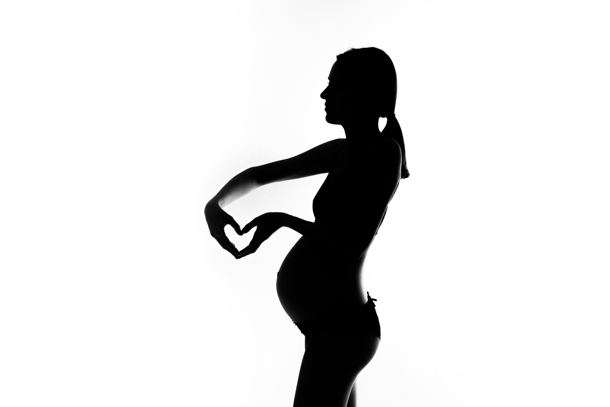 Pregnancy photo session in a photo studio with a dog. Ivan Skufinsky — wedding and family photographer in Vancouver