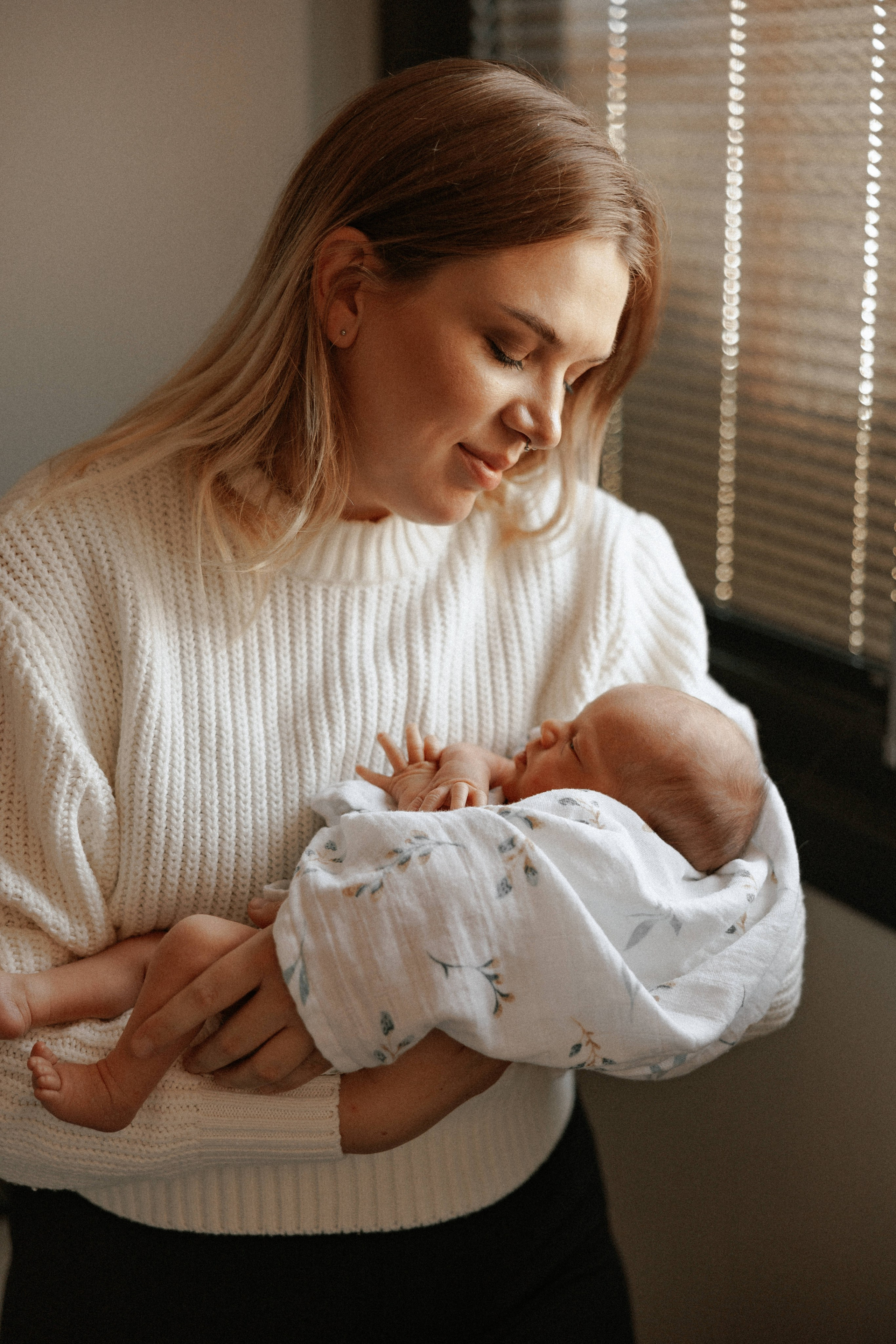 Family photo session at home. home family photo session with a newborn. Ivan Skufinsky — wedding and family photographer in Vancouver