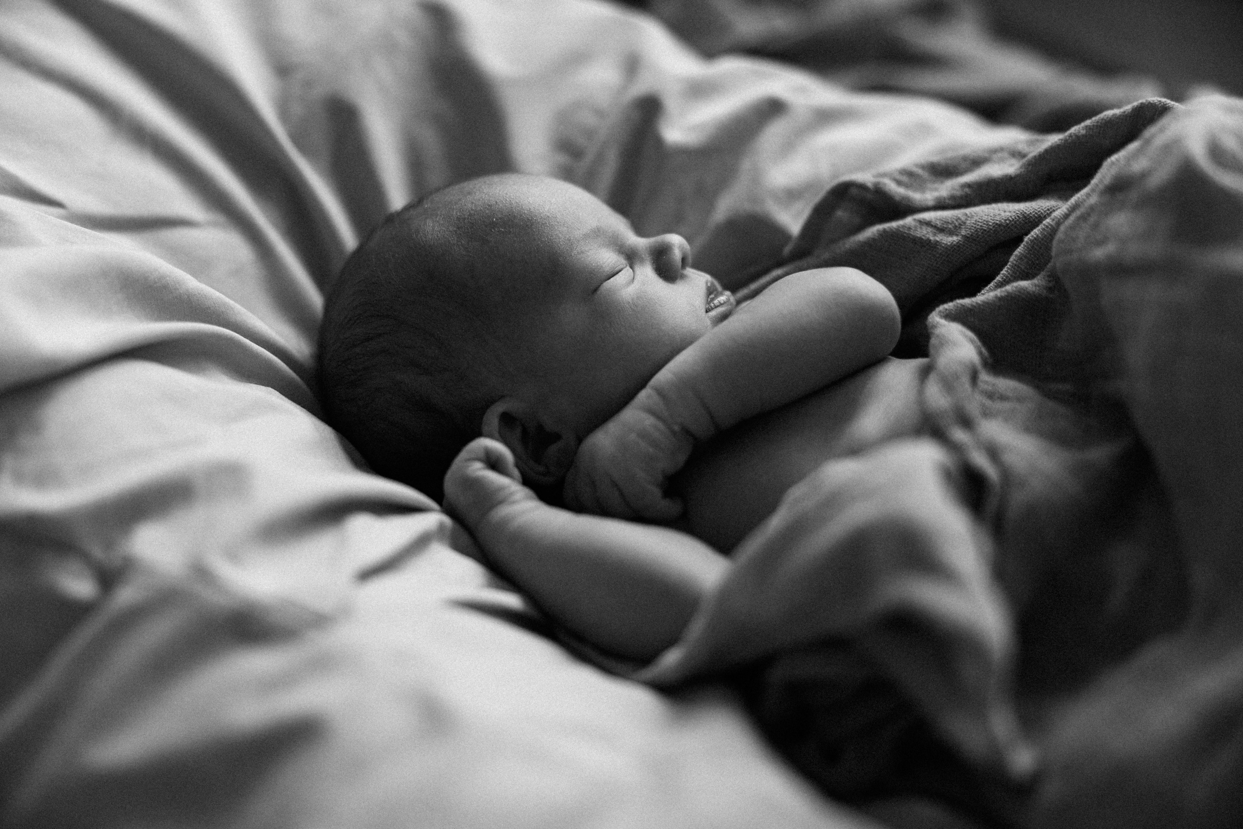 Family photo session at home. home family photo session with a newborn. Ivan Skufinsky — wedding and family photographer in Vancouver