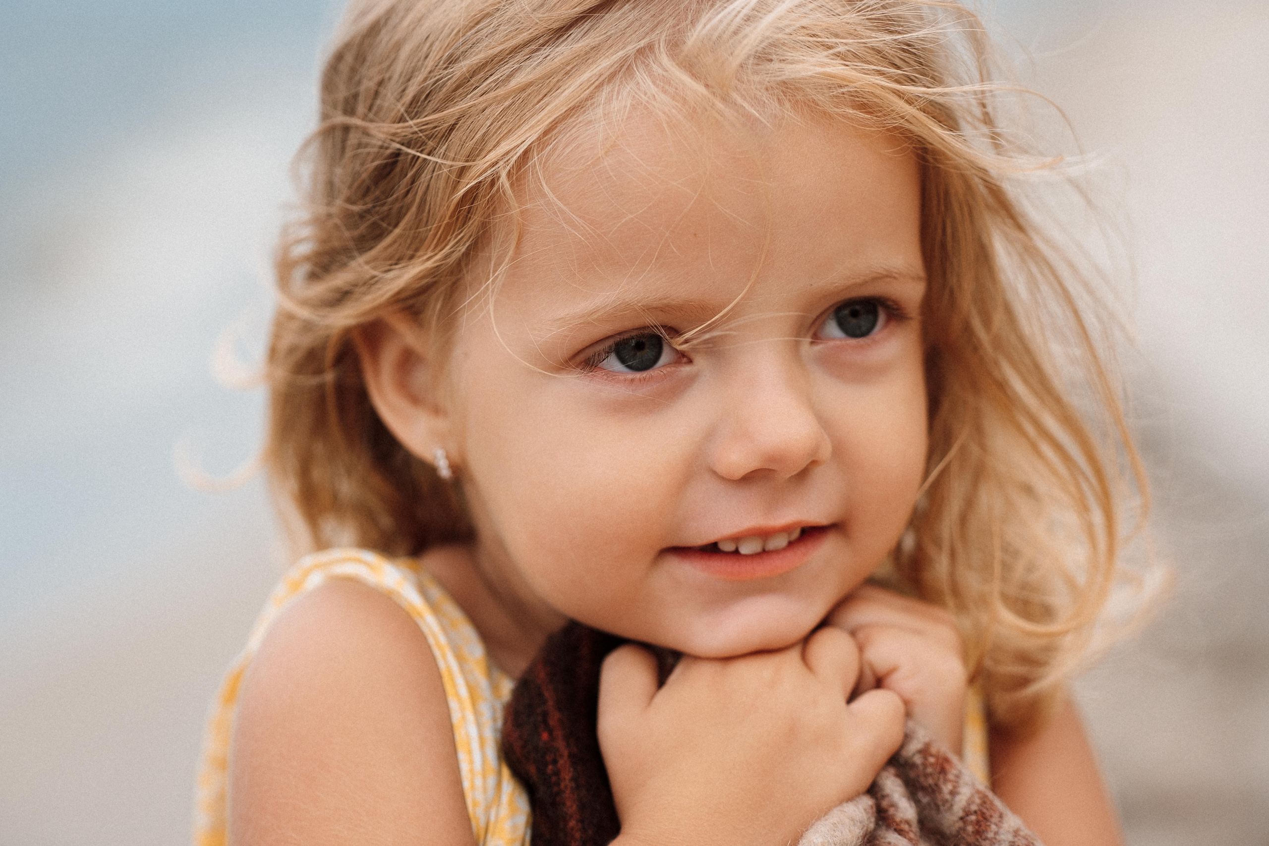 девочка на берегу