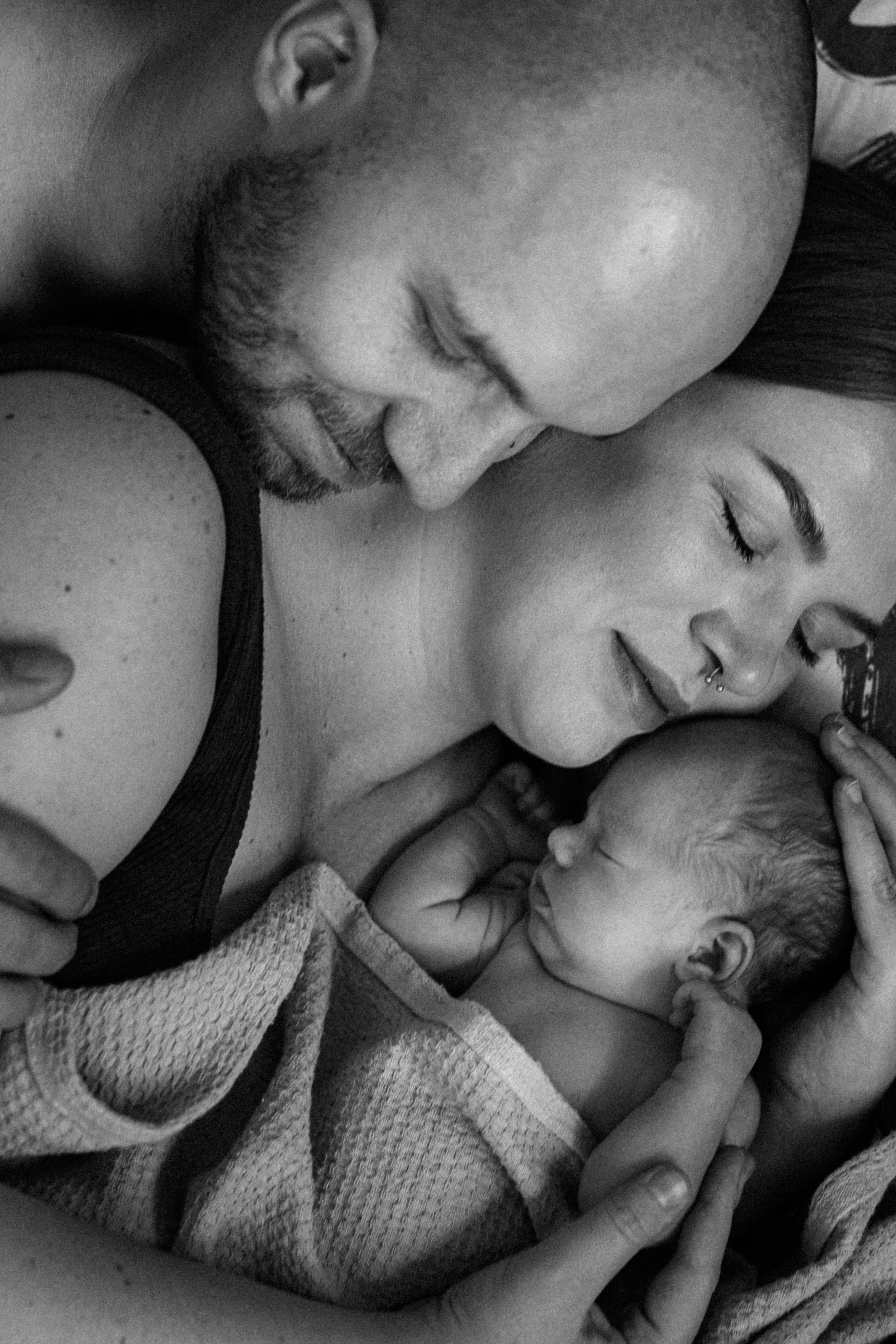 Family photo session at home. home family photo session with a newborn. Ivan Skufinsky — wedding and family photographer in Vancouver