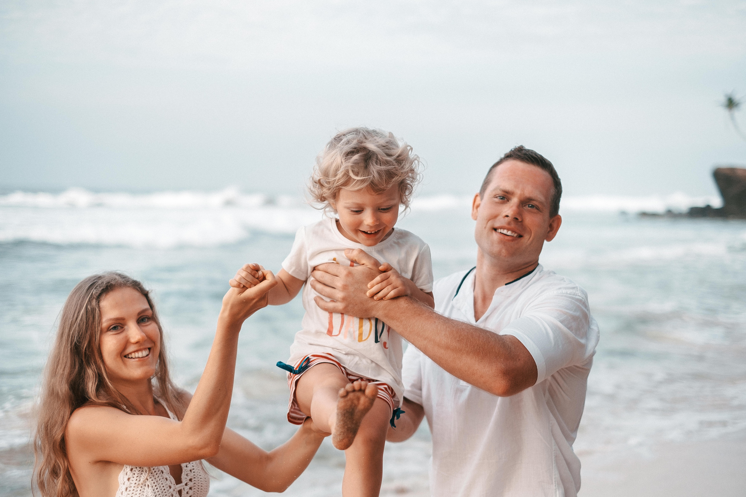 Gena+Katya+Liza Dalavella beach. Ivan Skufinsky — wedding and family photographer in Vancouver