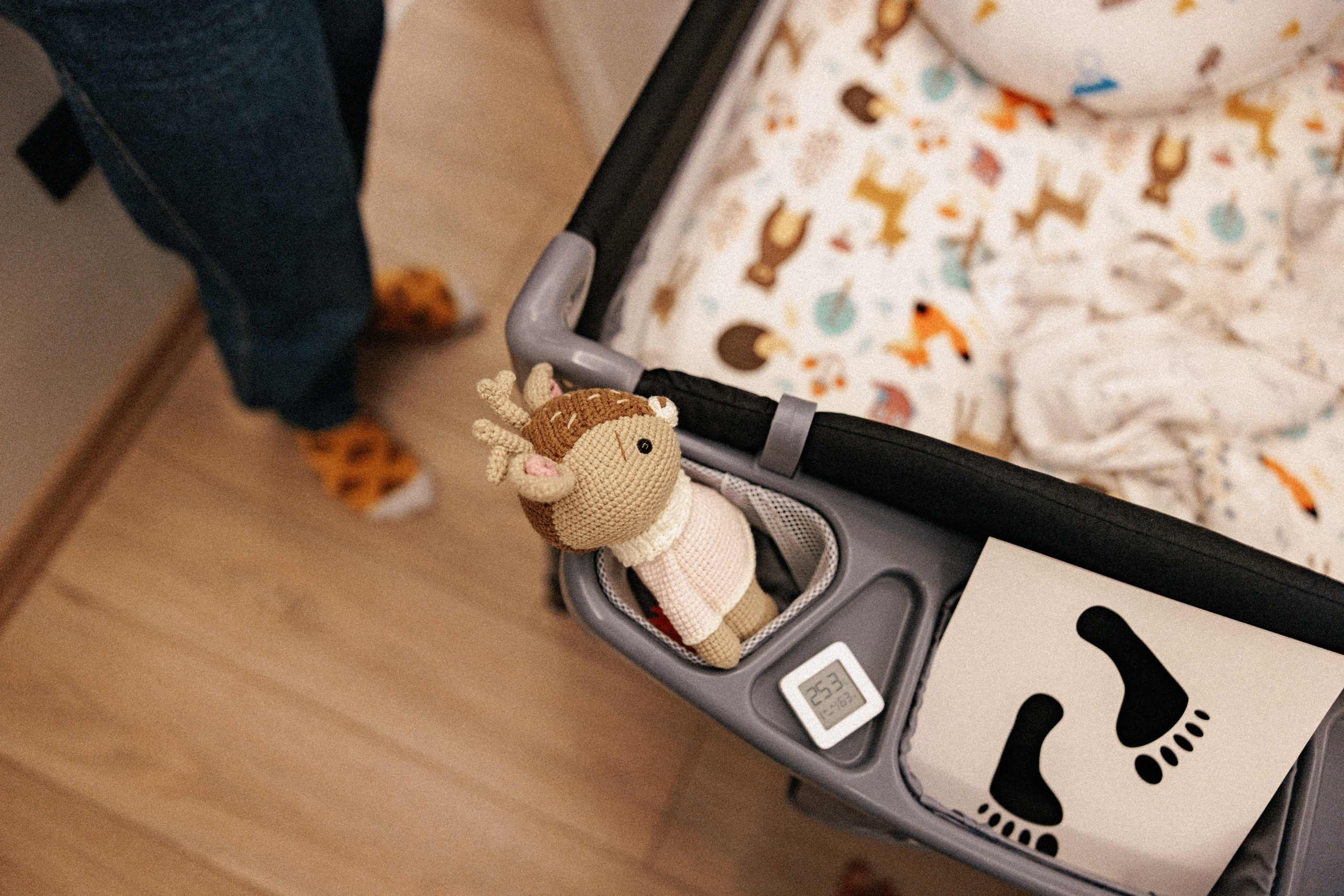 Family photo session at home. home family photo session with a newborn. Ivan Skufinsky — wedding and family photographer in Vancouver