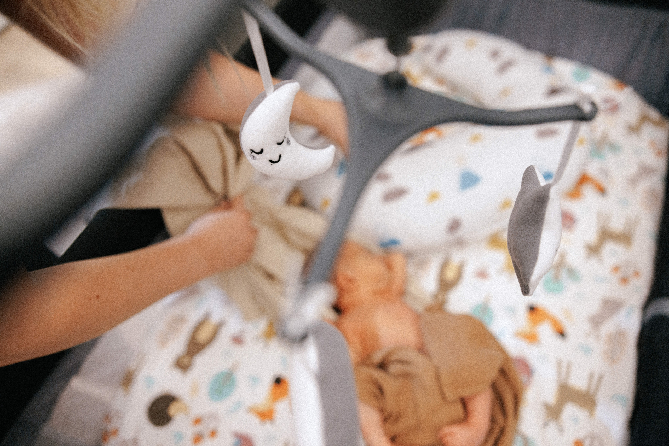 Family photo session at home. home family photo session with a newborn. Ivan Skufinsky — wedding and family photographer in Vancouver