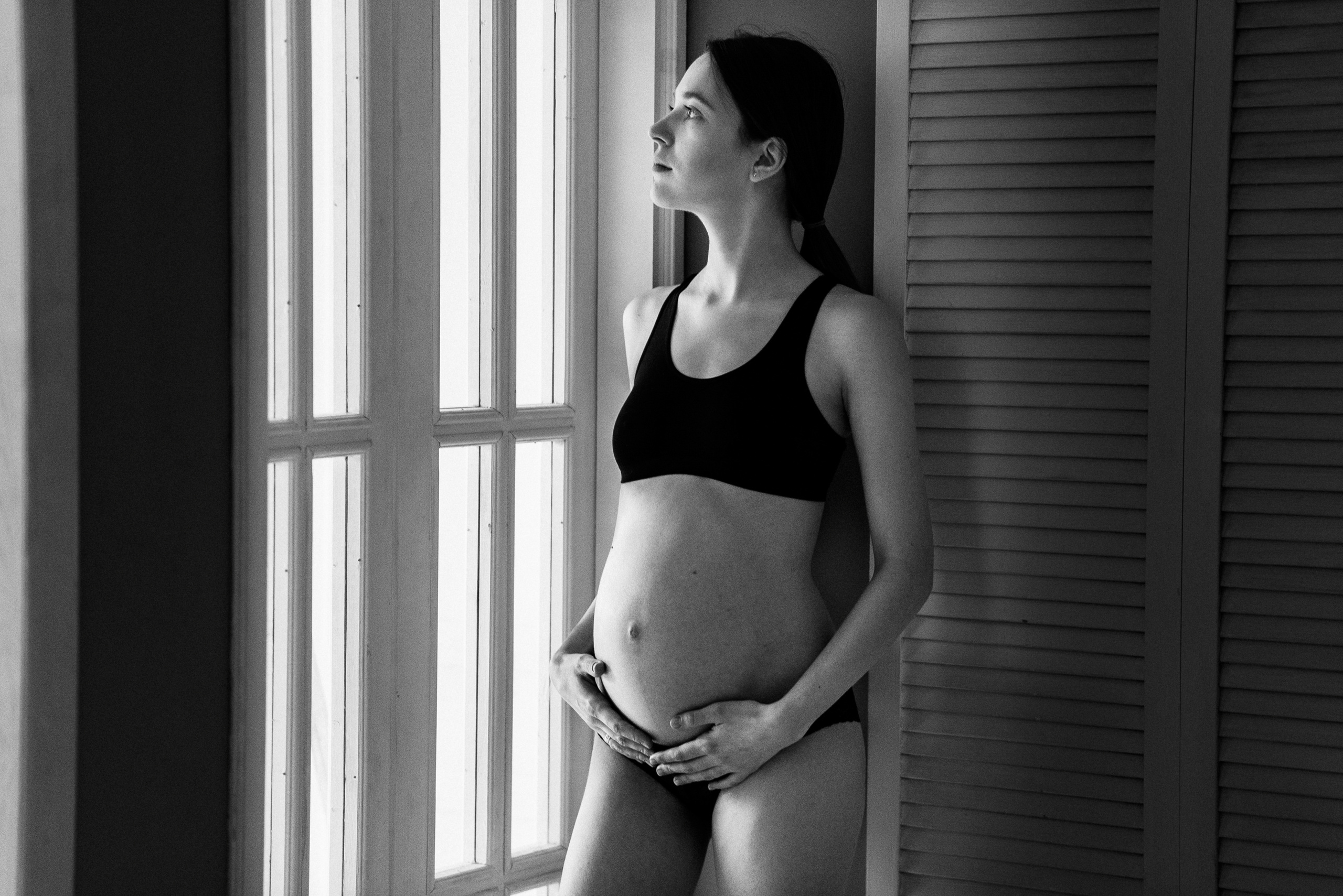 Pregnancy photo session in a photo studio with a dog. Ivan Skufinsky — wedding and family photographer in Vancouver