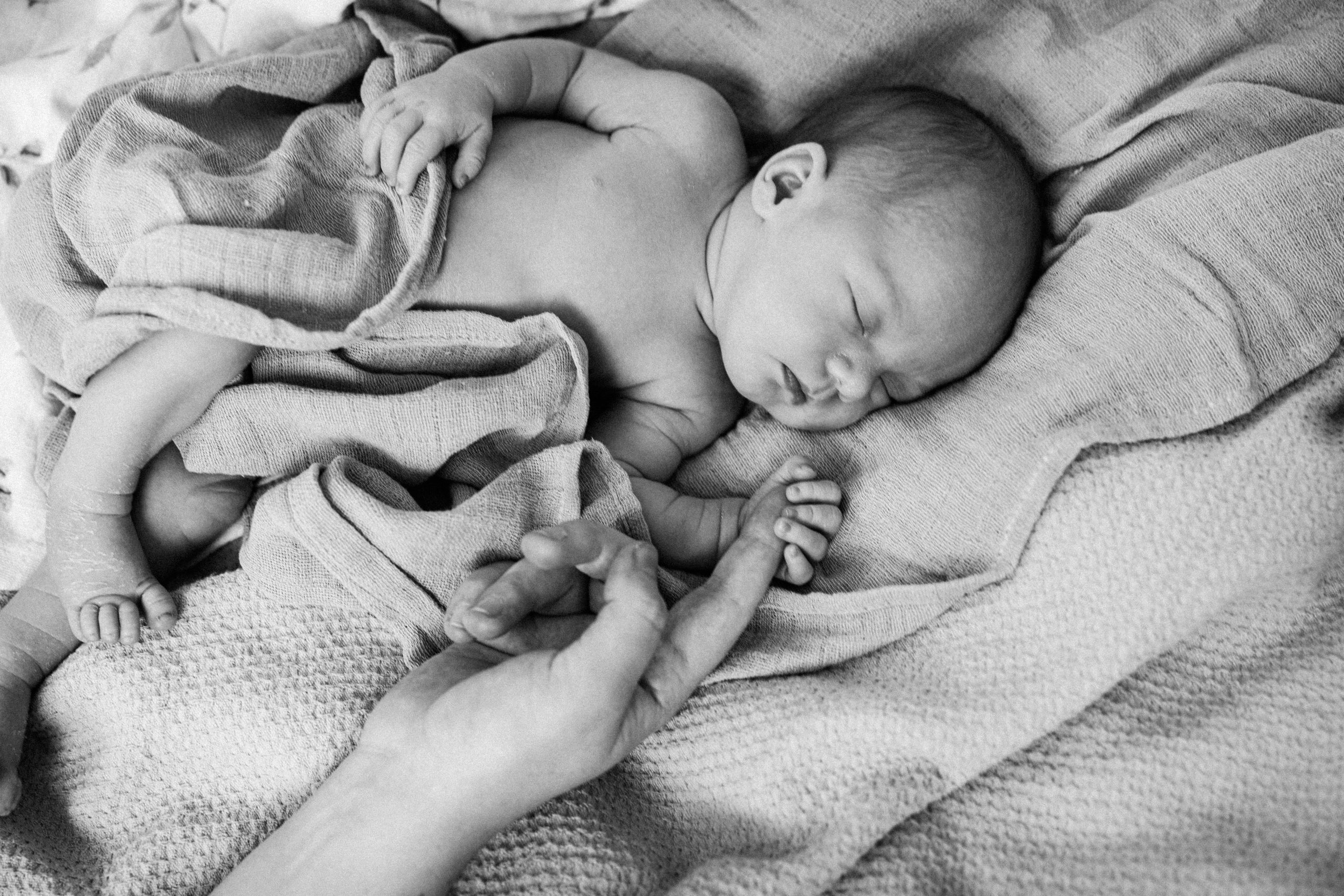 Family photo session at home. home family photo session with a newborn. Ivan Skufinsky — wedding and family photographer in Vancouver