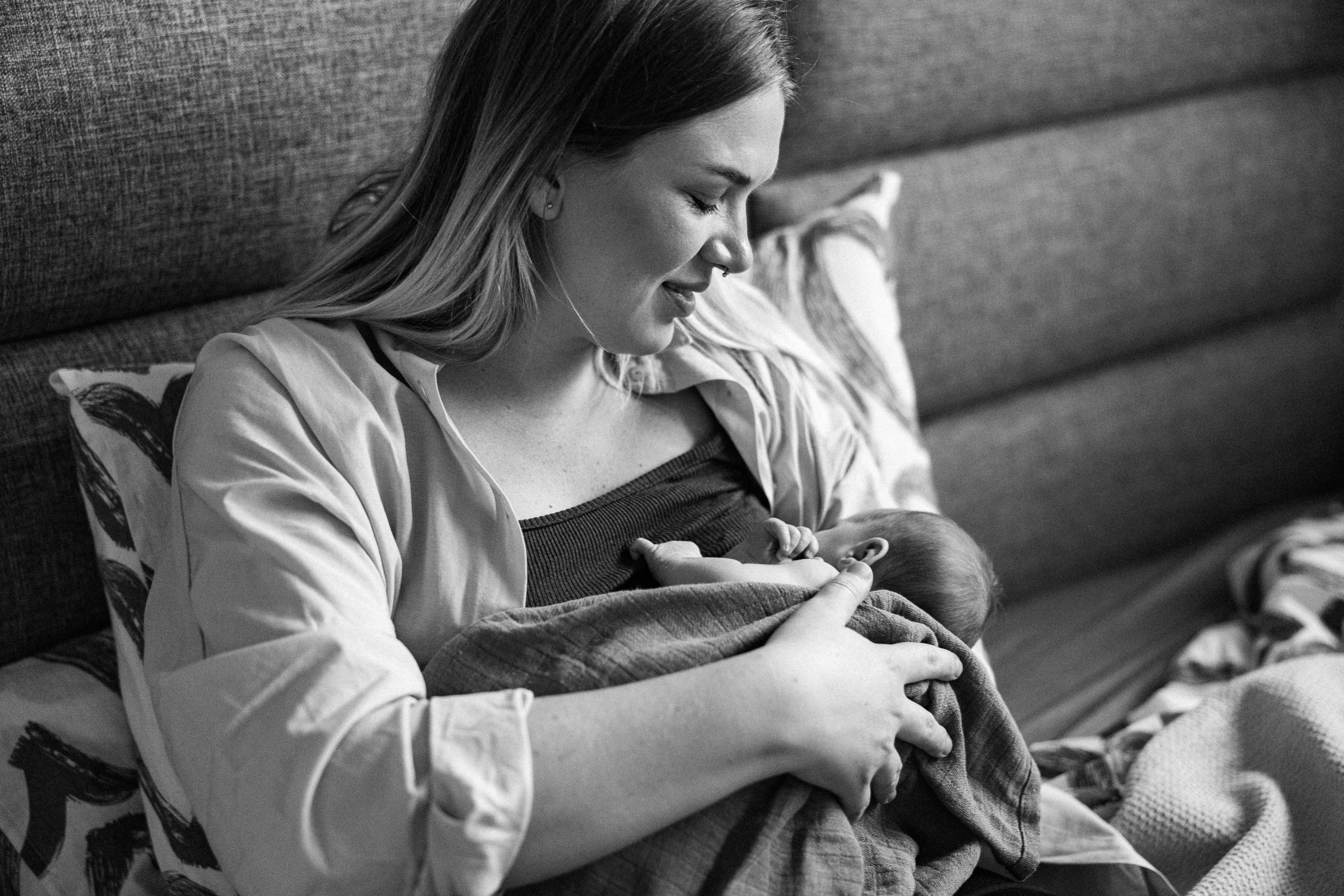 Family photo session at home. home family photo session with a newborn. Ivan Skufinsky — wedding and family photographer in Vancouver
