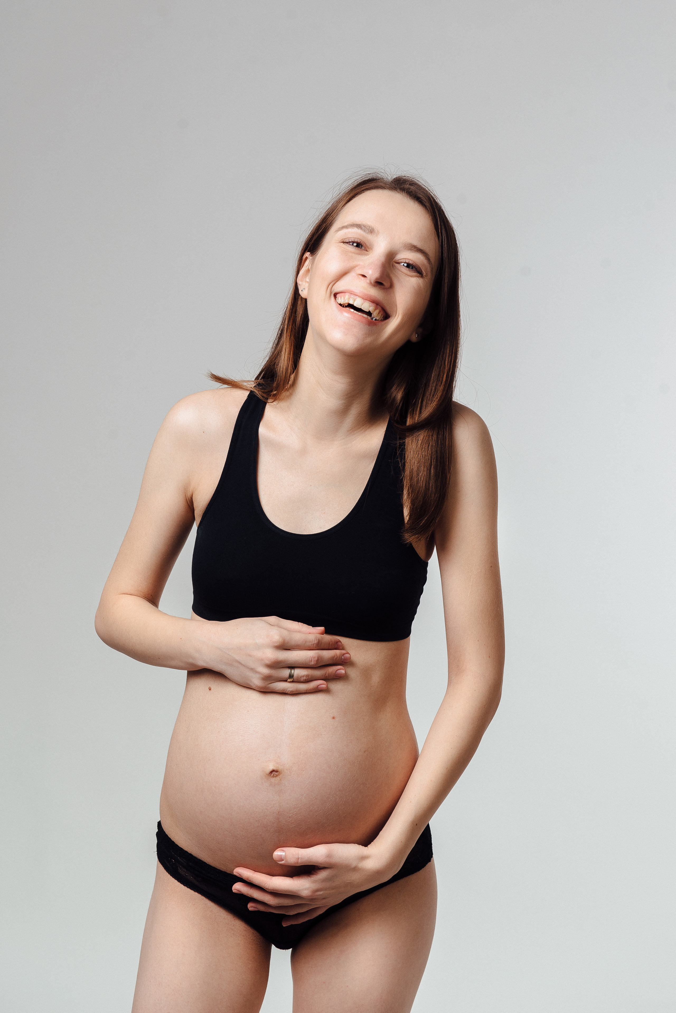 Pregnancy photo session in a photo studio with a dog. Ivan Skufinsky — wedding and family photographer in Vancouver