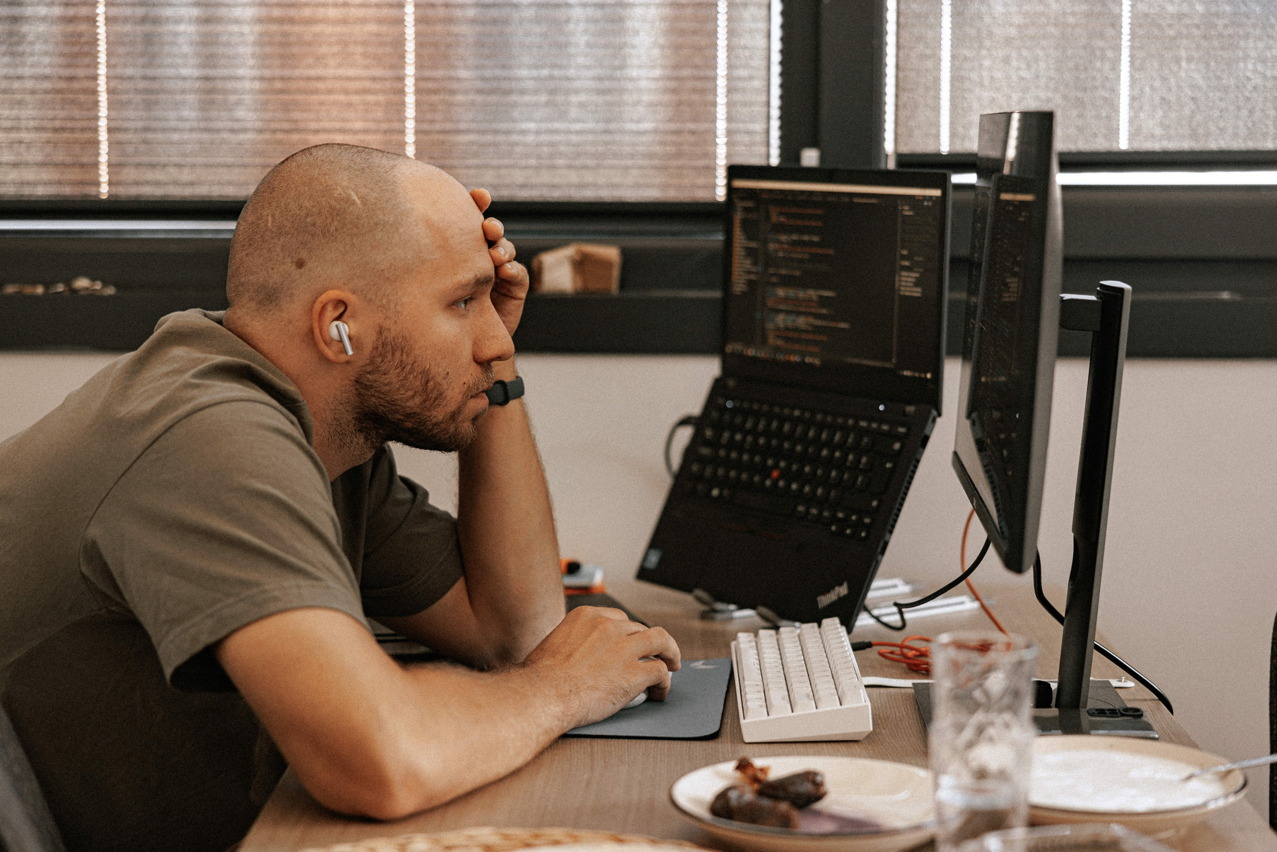 Family photo session at home. home family photo session with a newborn. Ivan Skufinsky — wedding and family photographer in Vancouver