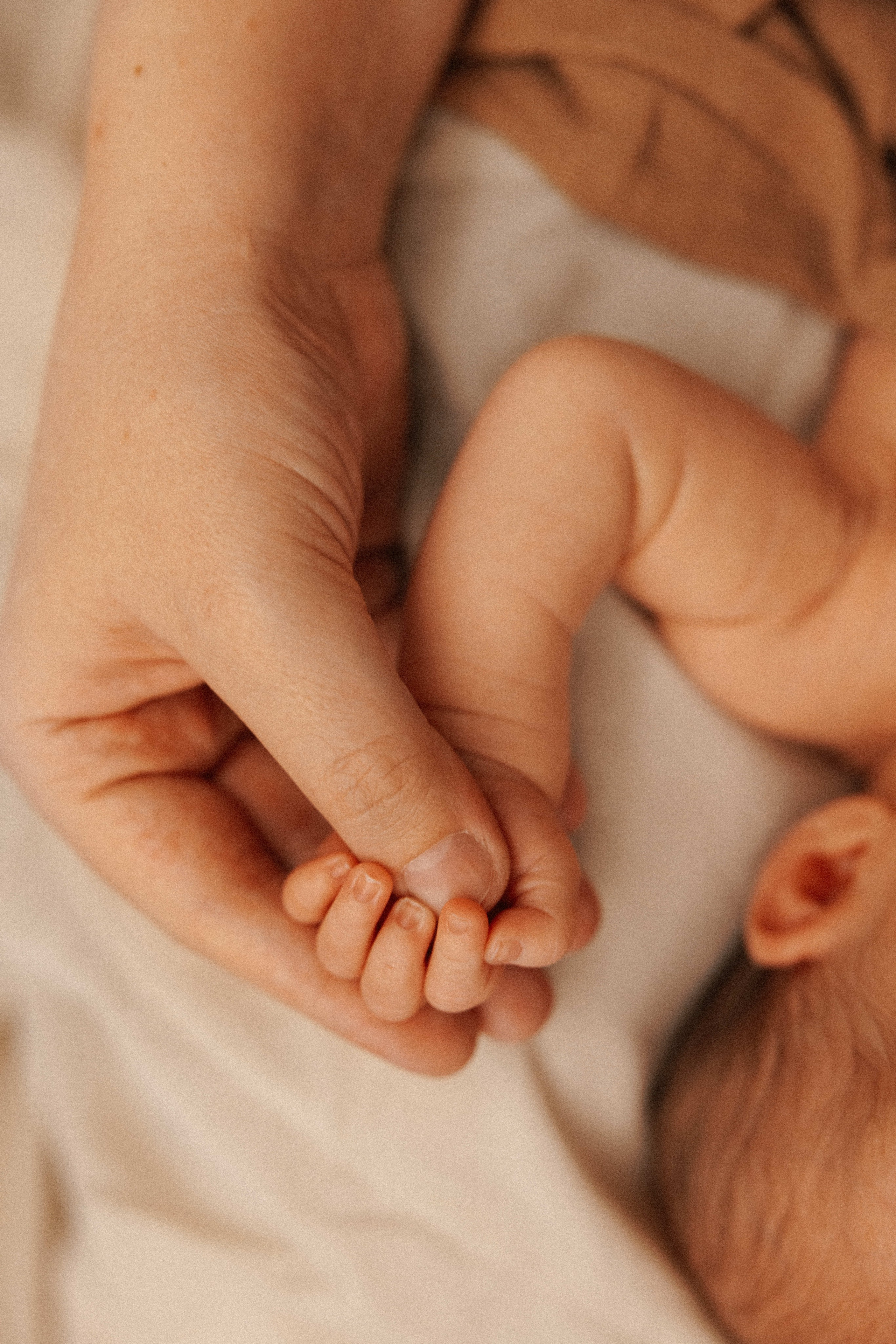 Family photo session at home. home family photo session with a newborn. Ivan Skufinsky — wedding and family photographer in Vancouver