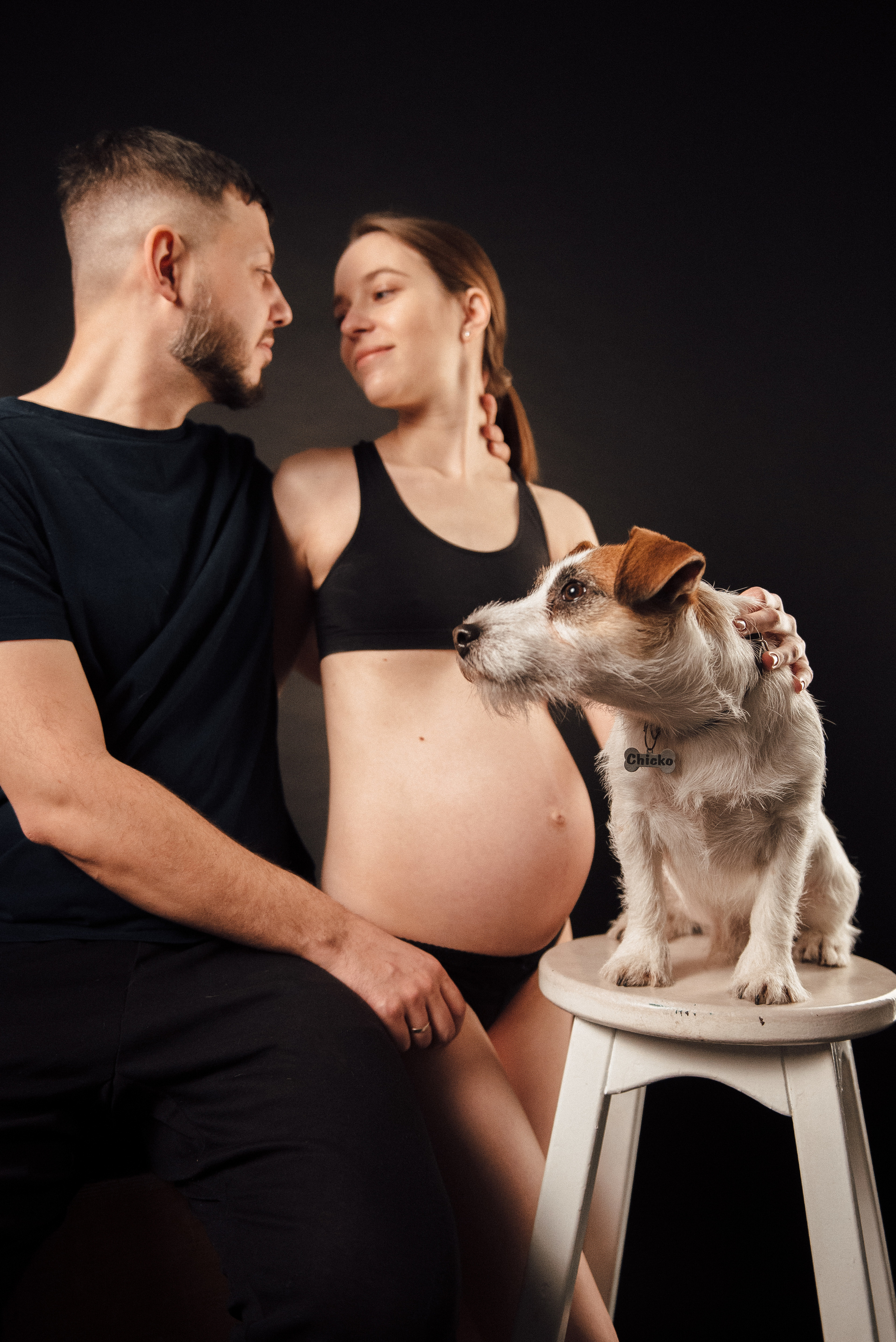 Pregnancy photo session in a photo studio with a dog. Ivan Skufinsky — wedding and family photographer in Vancouver