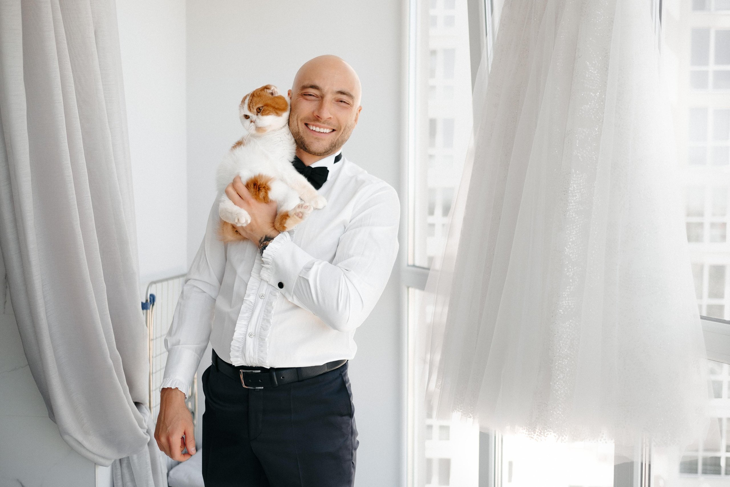 жених обнимает своего кота