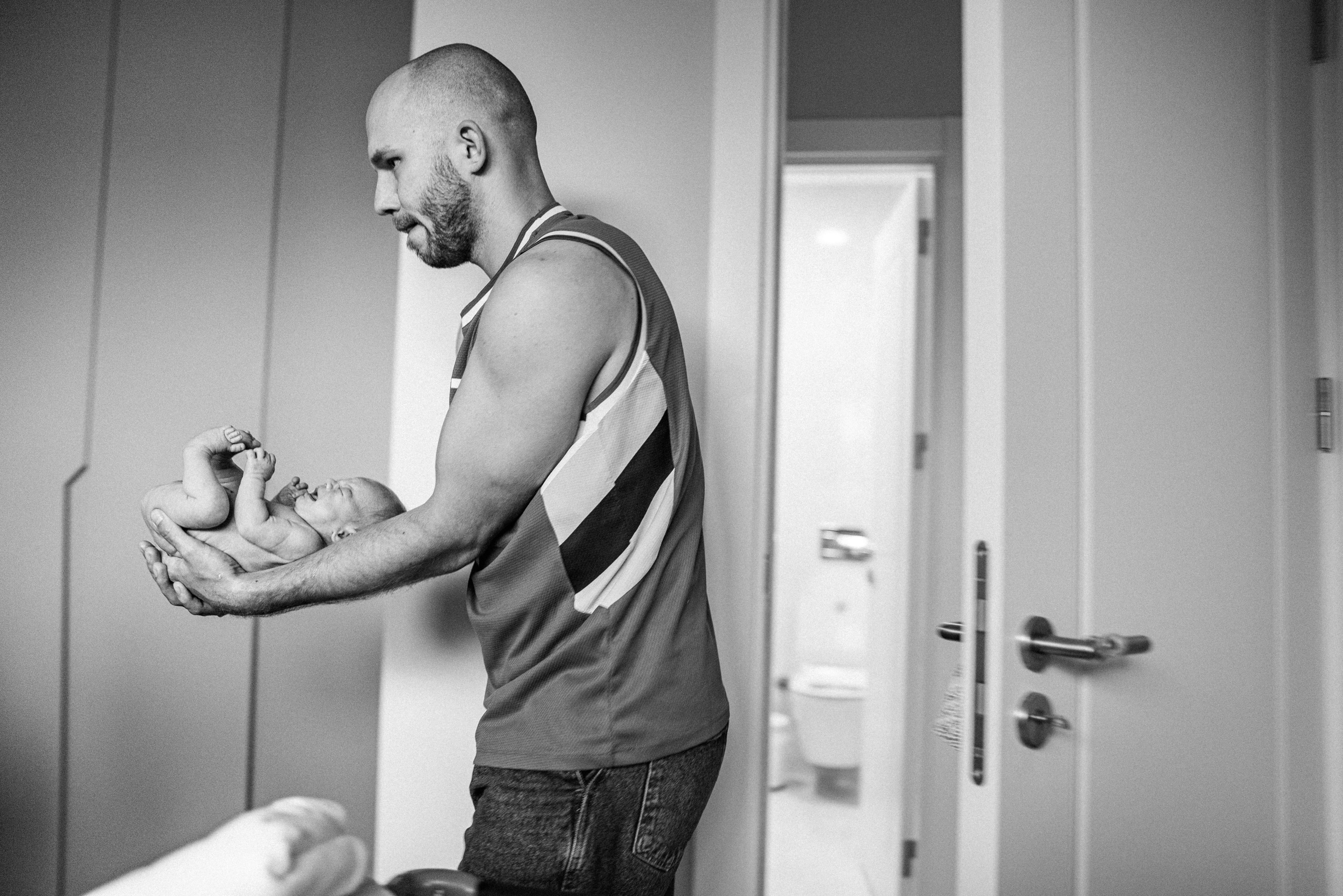 Family photo session at home. home family photo session with a newborn. Ivan Skufinsky — wedding and family photographer in Vancouver