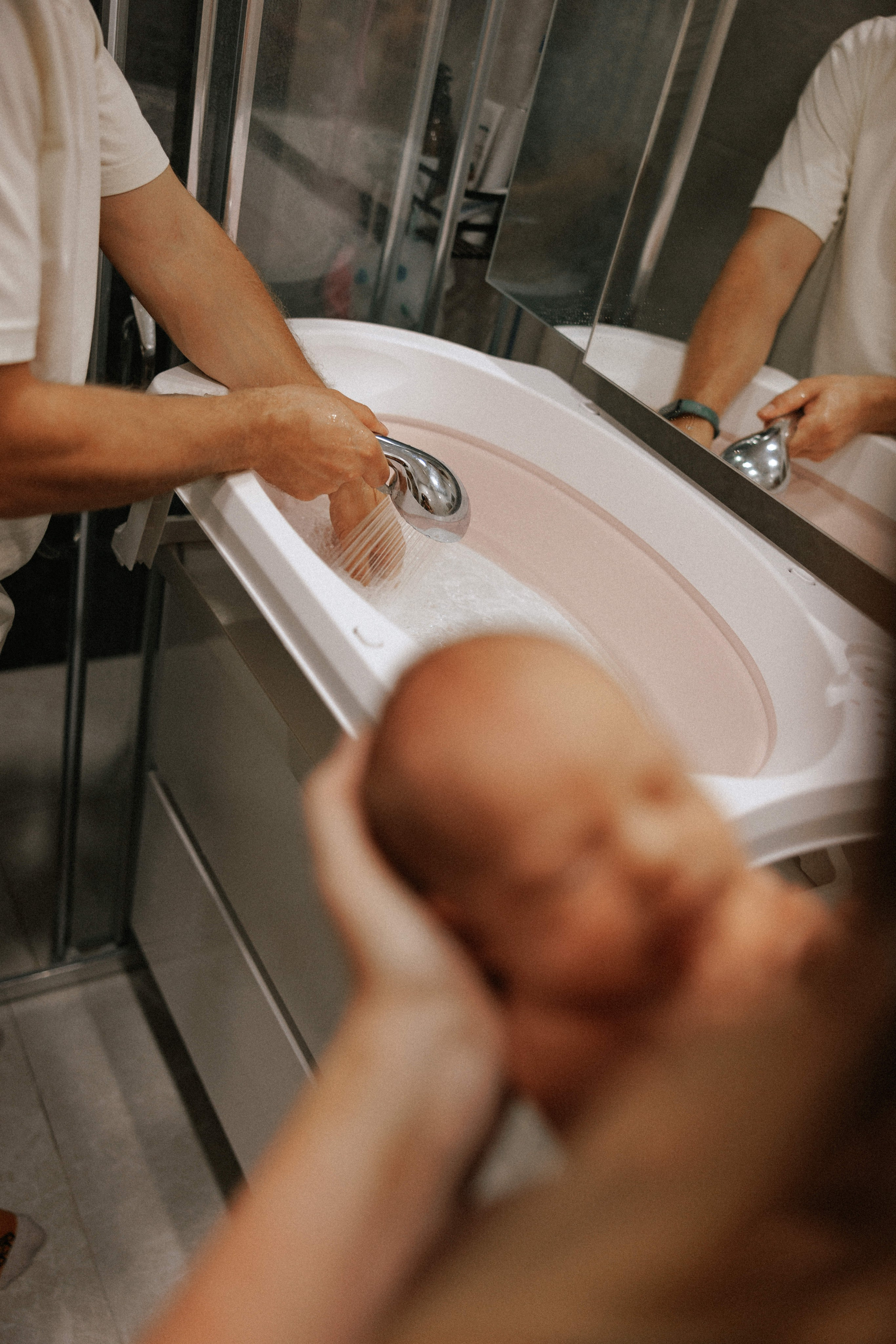 Family photo session at home. home family photo session with a newborn. Ivan Skufinsky — wedding and family photographer in Vancouver