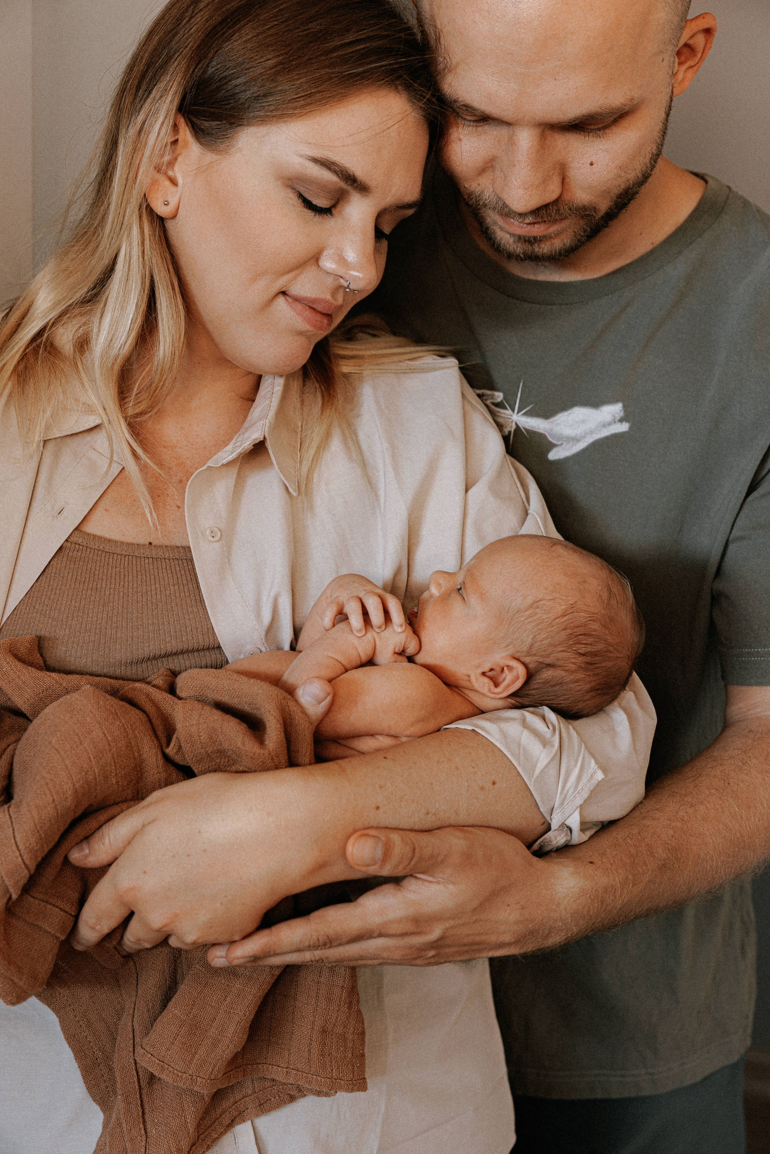 Family photo session at home. home family photo session with a newborn. Ivan Skufinsky — wedding and family photographer in Vancouver