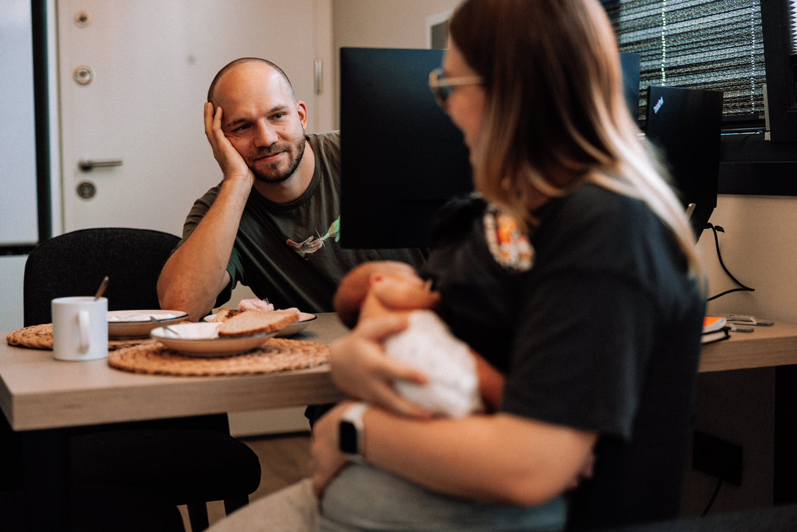 Family photo session at home. home family photo session with a newborn. Ivan Skufinsky — wedding and family photographer in Vancouver