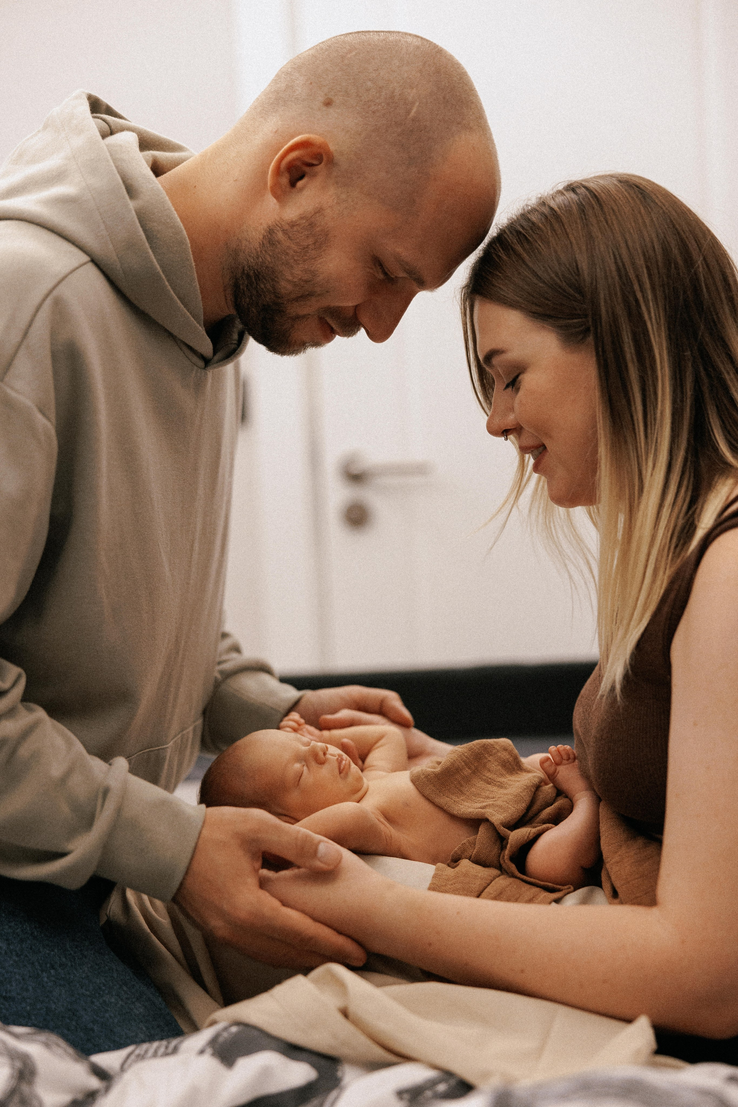 Family photo session at home. home family photo session with a newborn. Ivan Skufinsky — wedding and family photographer in Vancouver