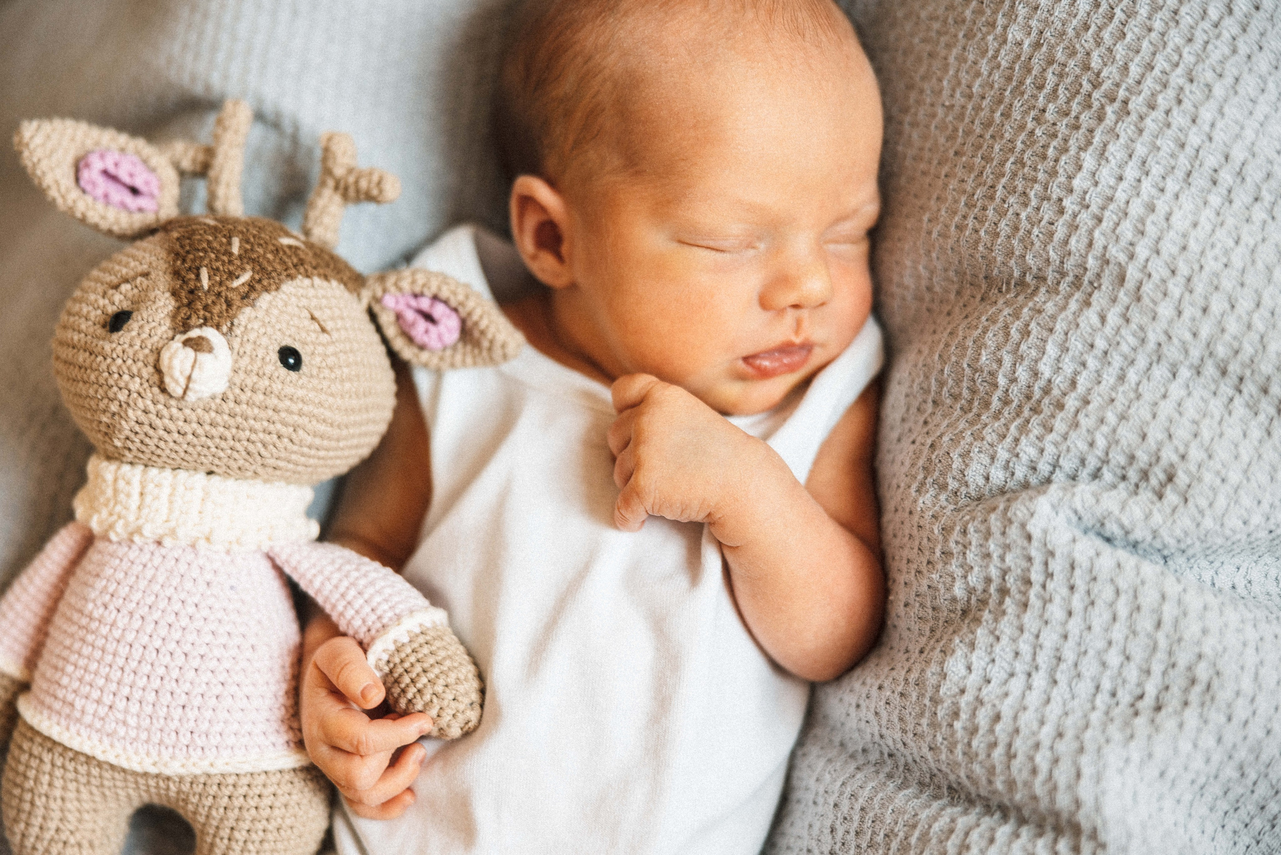 Family photo session at home. home family photo session with a newborn. Ivan Skufinsky — wedding and family photographer in Vancouver