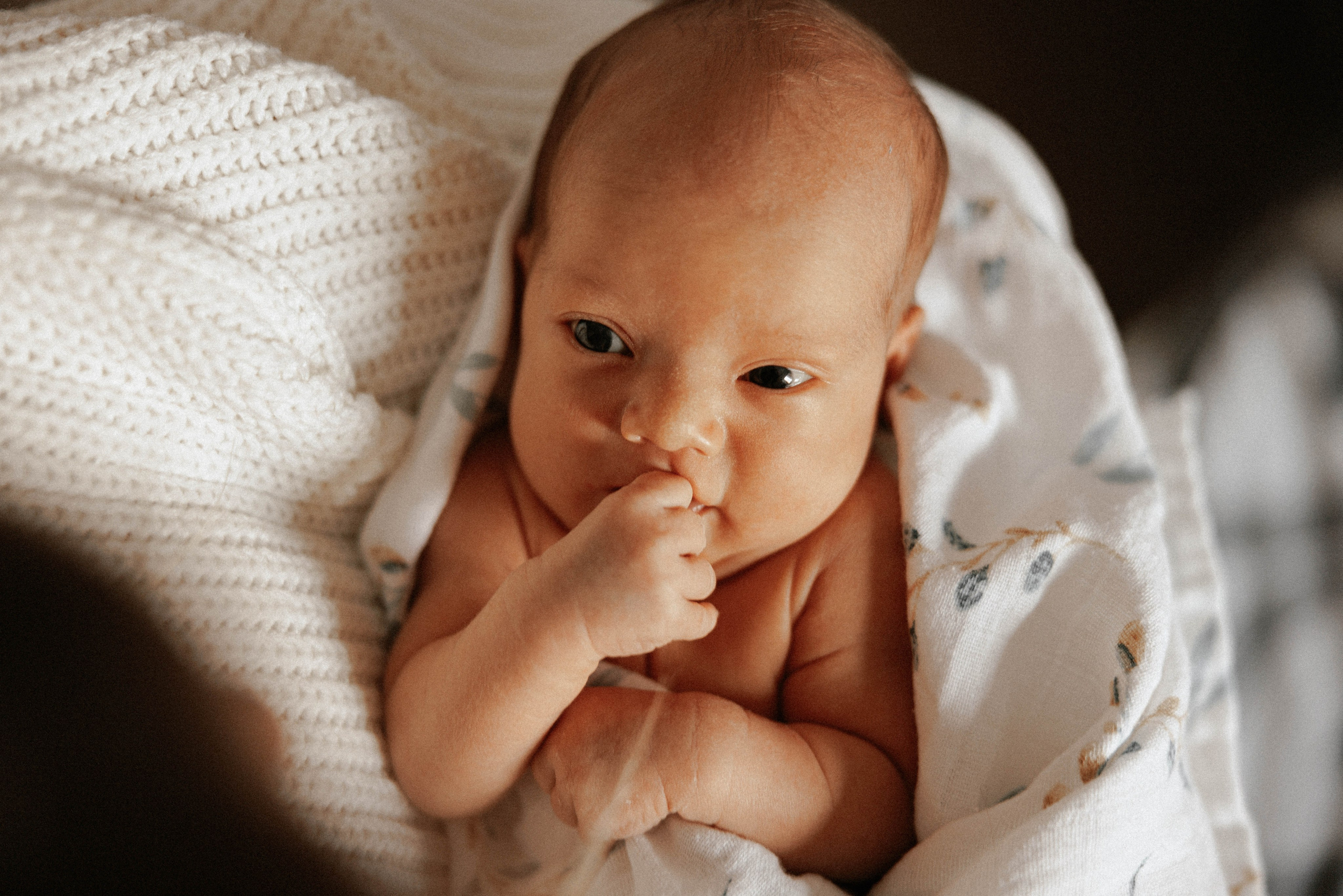 Family photo session at home. home family photo session with a newborn. Ivan Skufinsky — wedding and family photographer in Vancouver