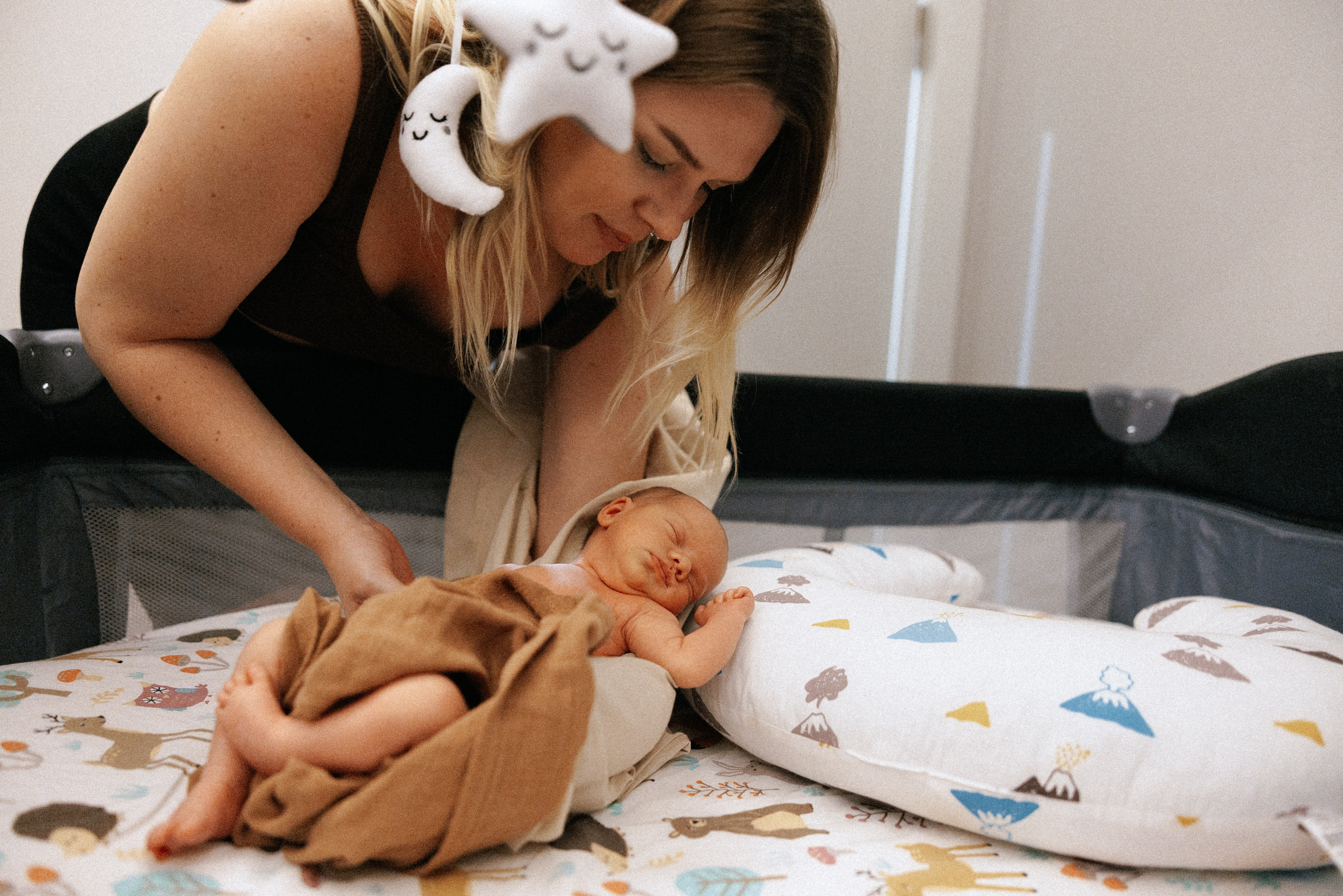 Family photo session at home. home family photo session with a newborn. Ivan Skufinsky — wedding and family photographer in Vancouver