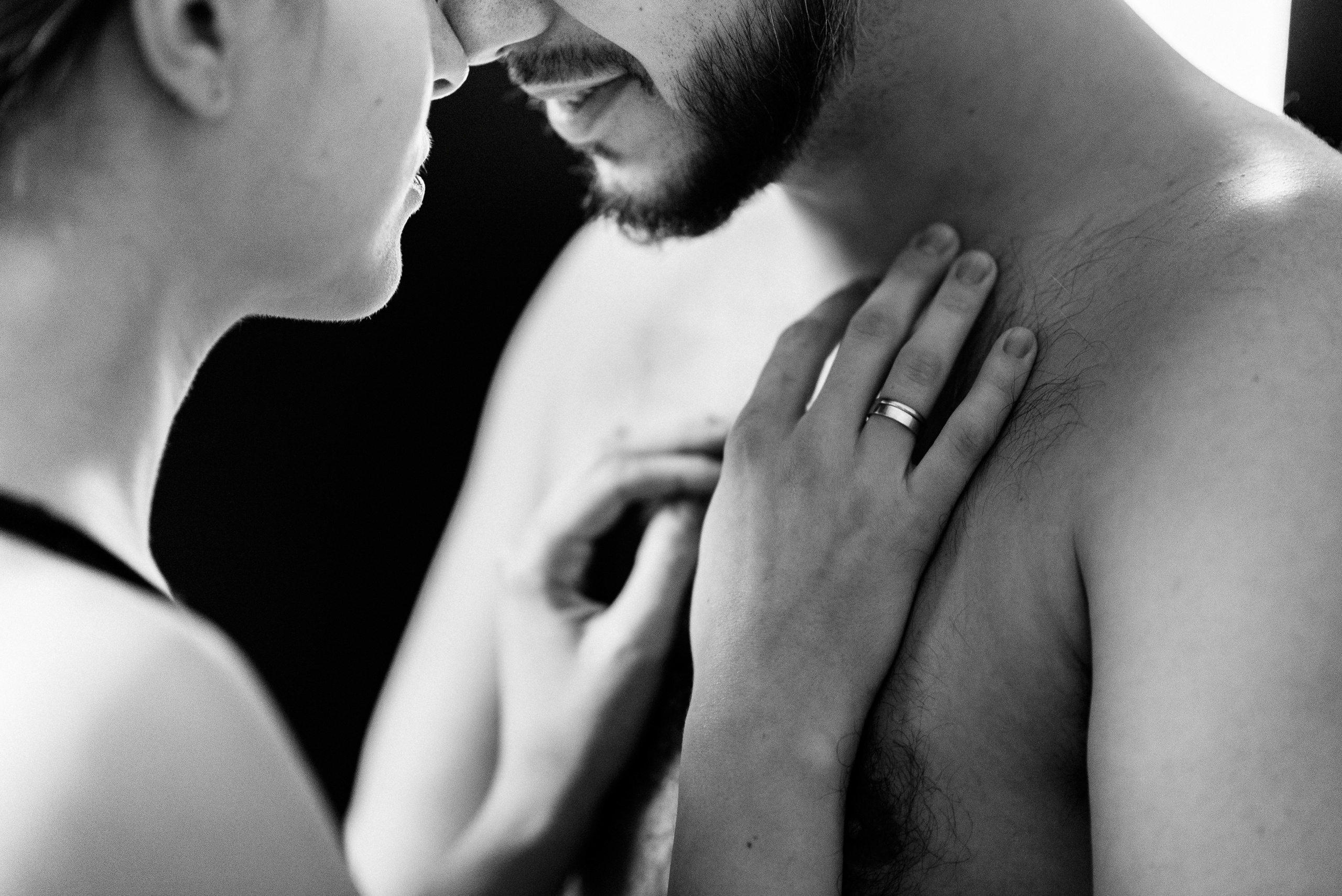 Pregnancy photo session in a photo studio with a dog. Ivan Skufinsky — wedding and family photographer in Vancouver