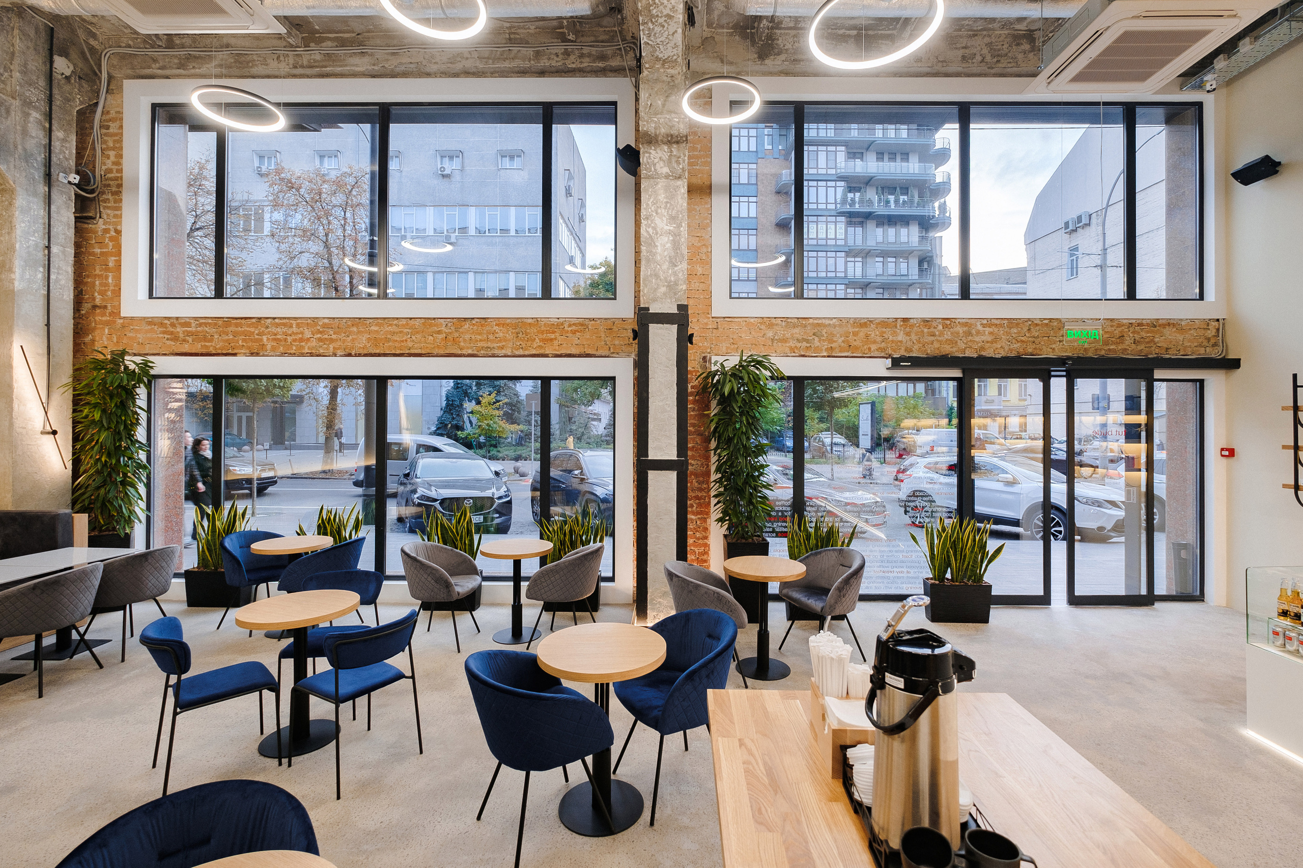 COFFEE HOUSE ТУТ БУДЕ. Ivan Skufinsky — wedding and family photographer in Vancouver