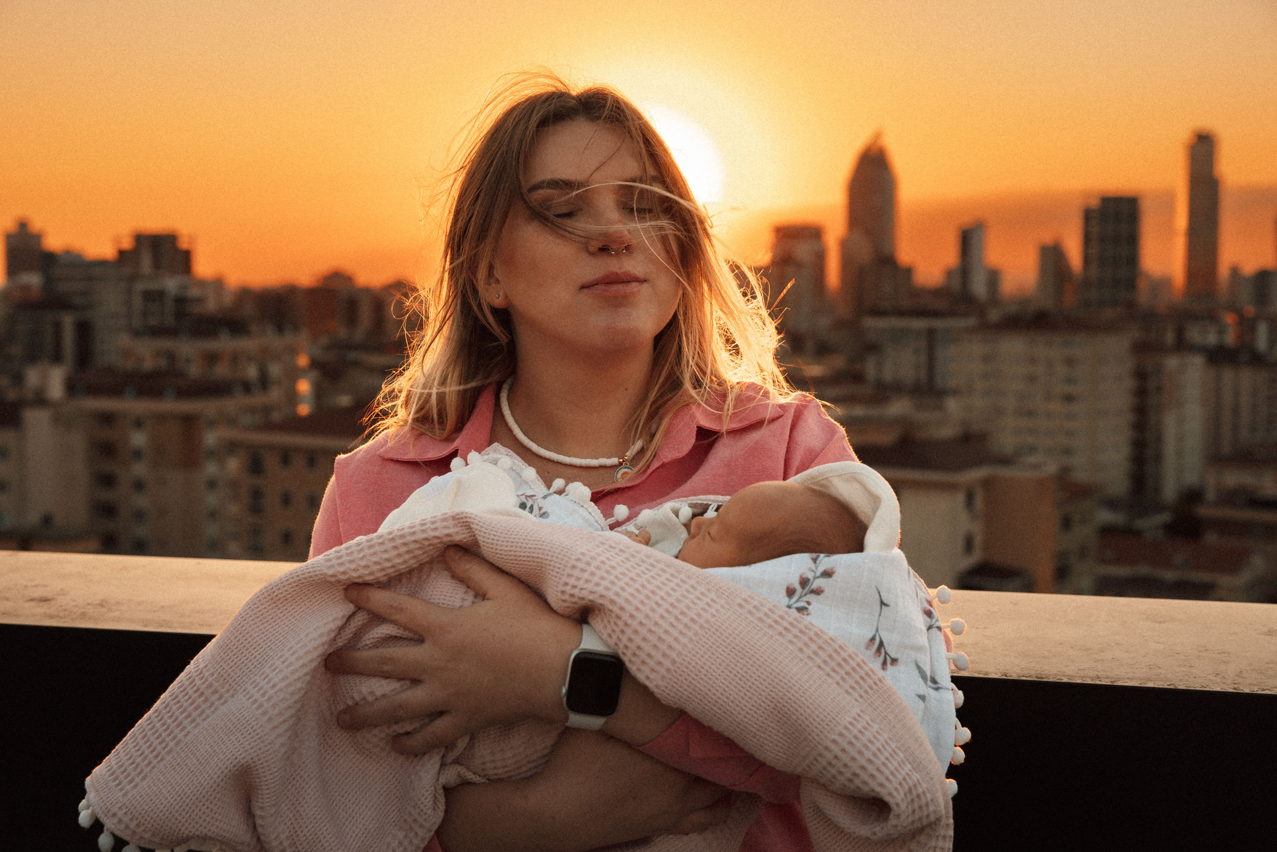 Family photo session at home. home family photo session with a newborn. Ivan Skufinsky — wedding and family photographer in Vancouver