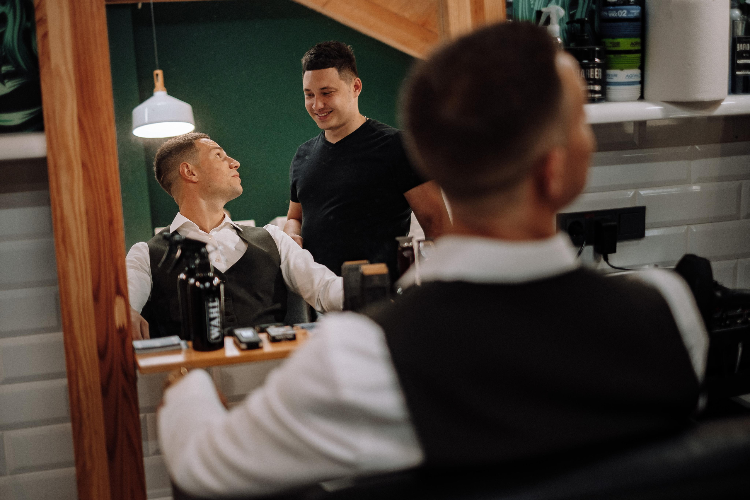 жених в барбершопе, сборы жениха