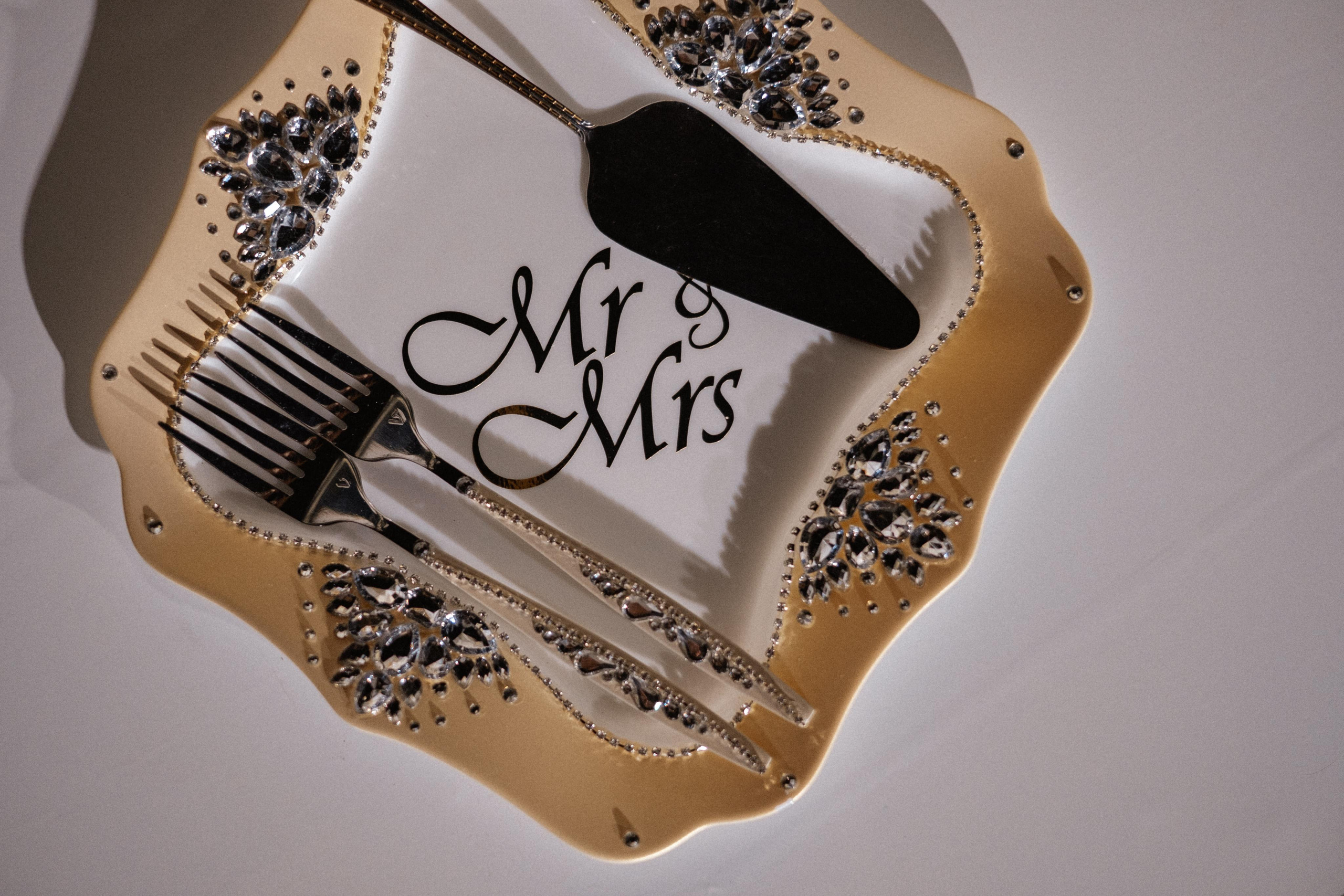 тарелка, лопатка и вилки для свадебного торта