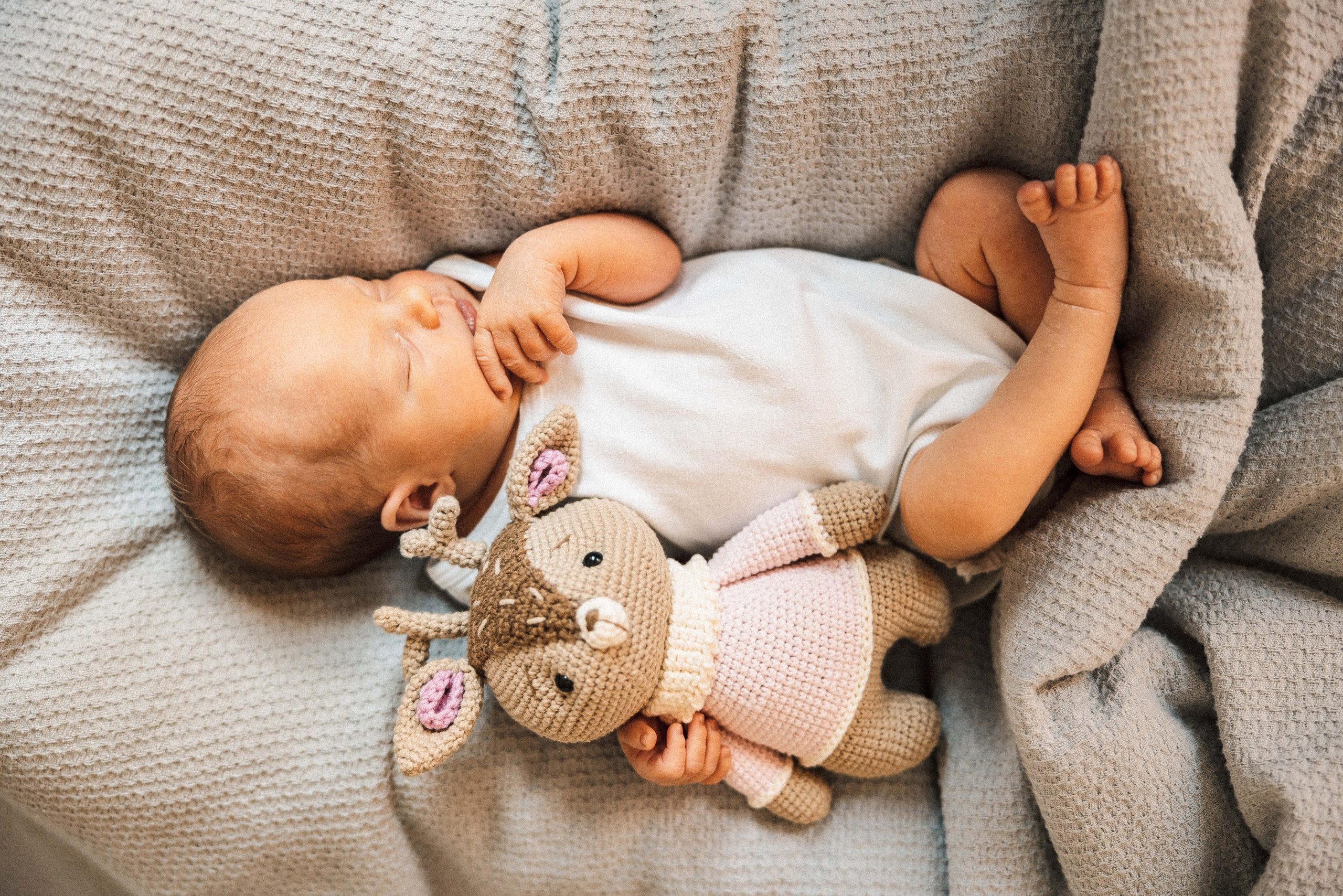 Family photo session at home. home family photo session with a newborn. Ivan Skufinsky — wedding and family photographer in Vancouver