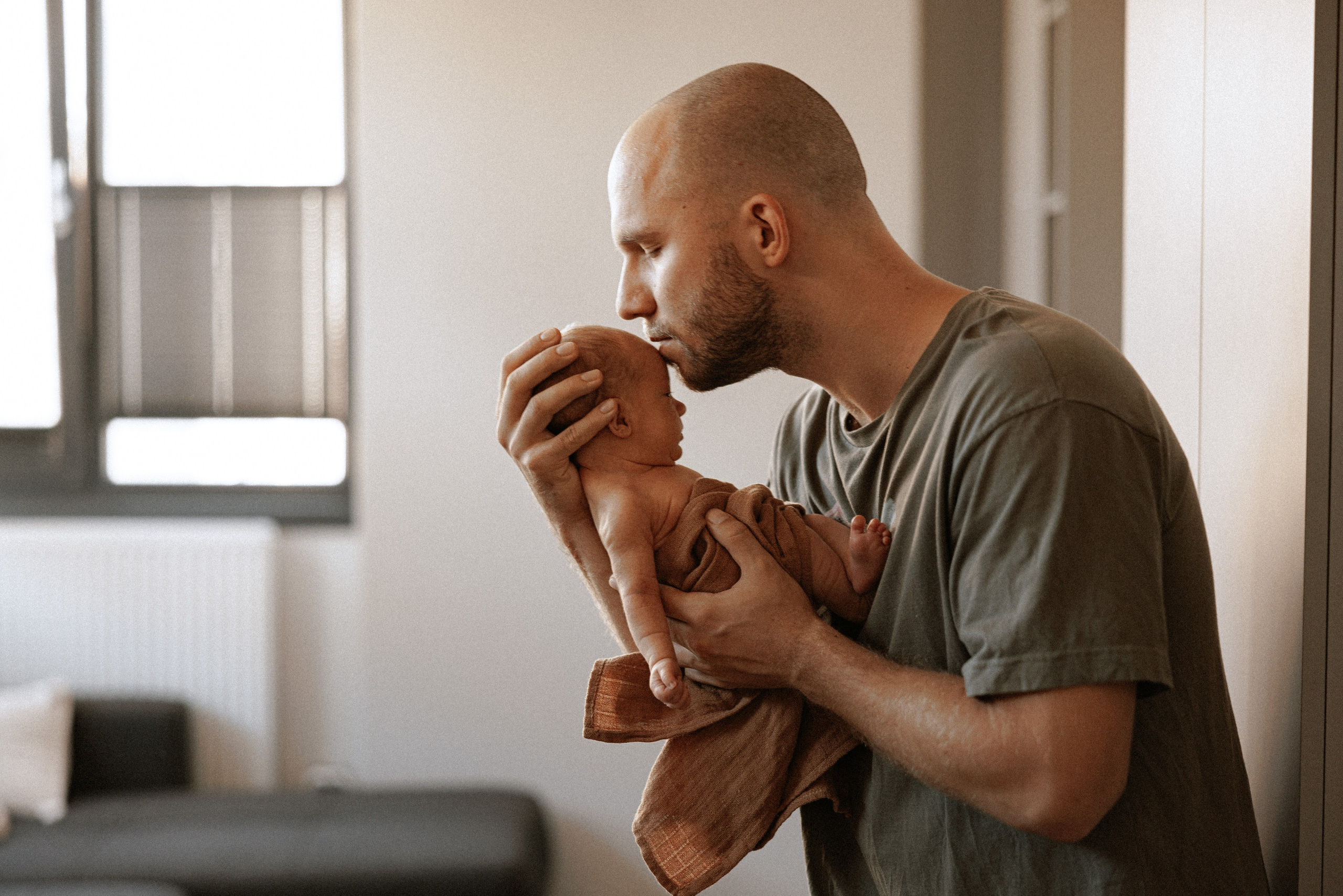 Family photo session at home. home family photo session with a newborn. Ivan Skufinsky — wedding and family photographer in Vancouver