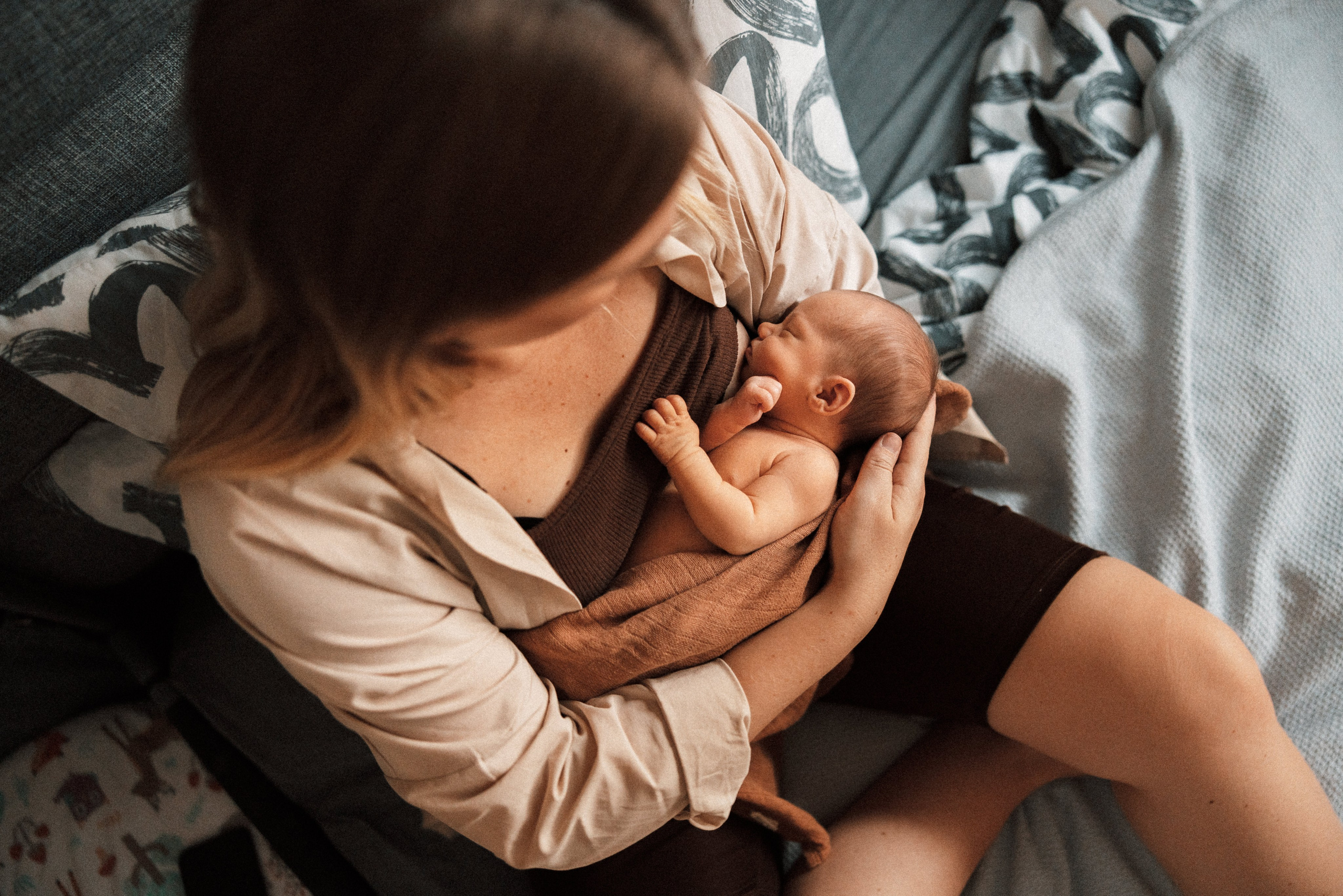 Family photo session at home. home family photo session with a newborn. Ivan Skufinsky — wedding and family photographer in Vancouver