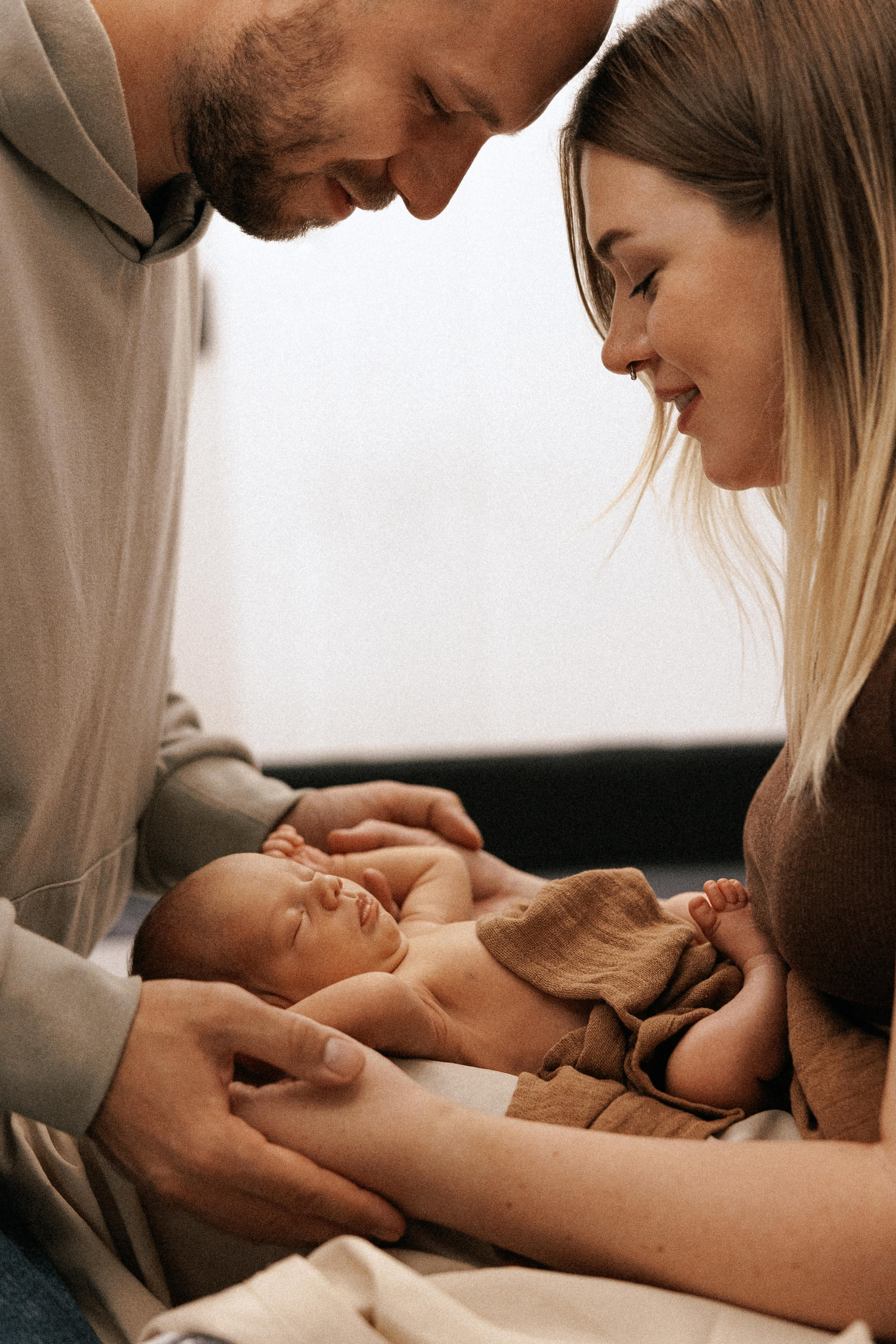 Family photo session at home. home family photo session with a newborn. Ivan Skufinsky — wedding and family photographer in Vancouver