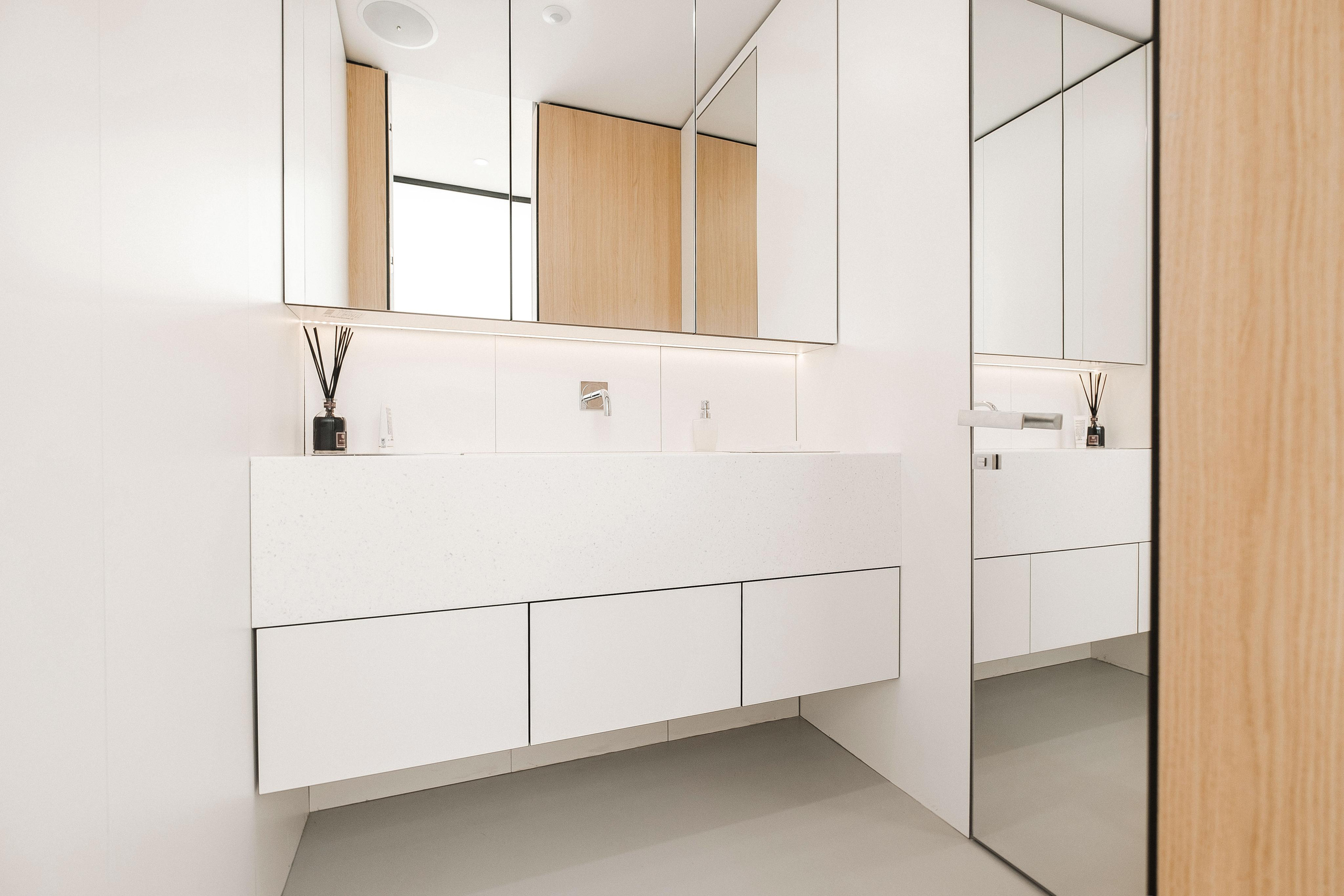 BEAUTY SAIOON OI. Ivan Skufinsky — wedding and family photographer in Vancouver