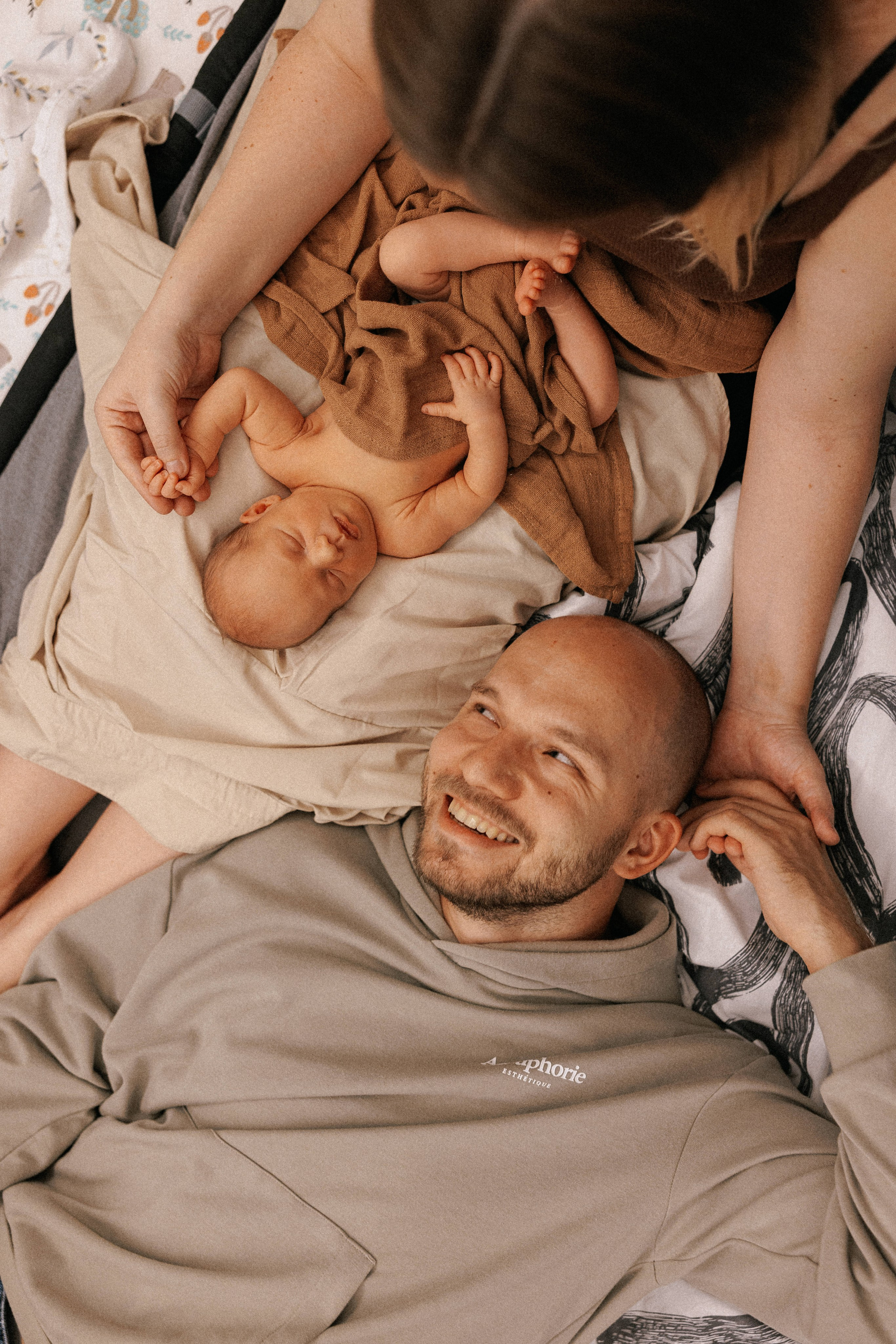 Family photo session at home. home family photo session with a newborn. Ivan Skufinsky — wedding and family photographer in Vancouver