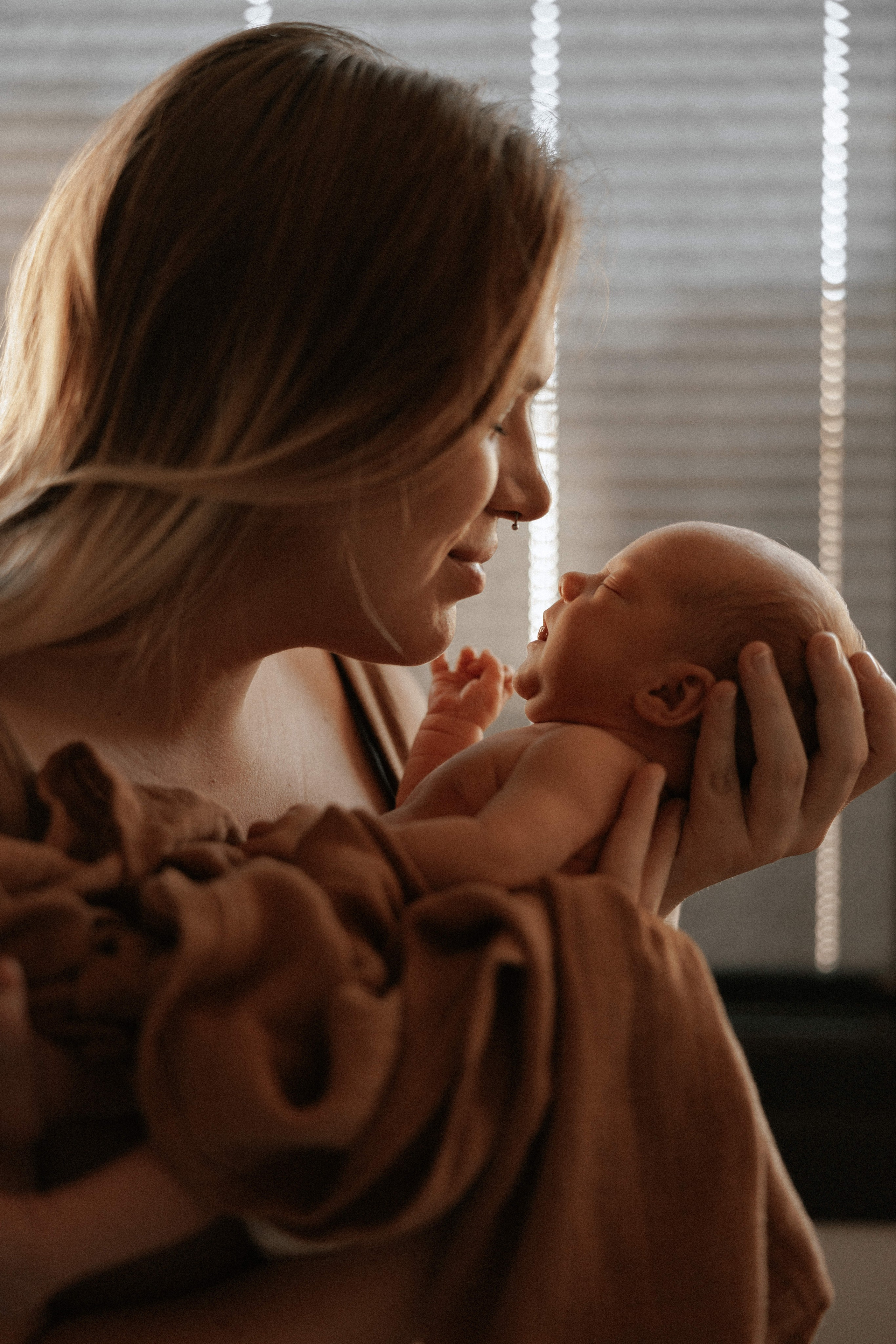 Family photo session at home. home family photo session with a newborn. Ivan Skufinsky — wedding and family photographer in Vancouver